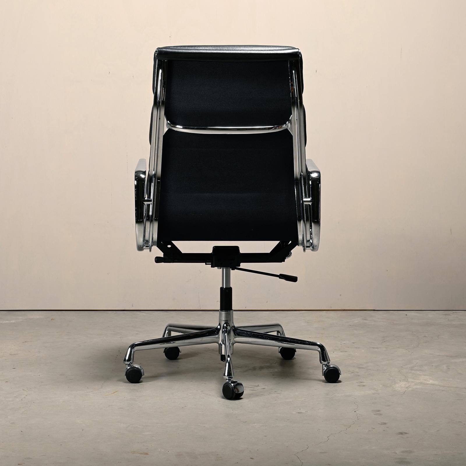 Sedia da ufficio Charles & Ray Eames EA219 in cromo e pelle nera, Vitra In condizioni buone in vendita a Amsterdam, NL