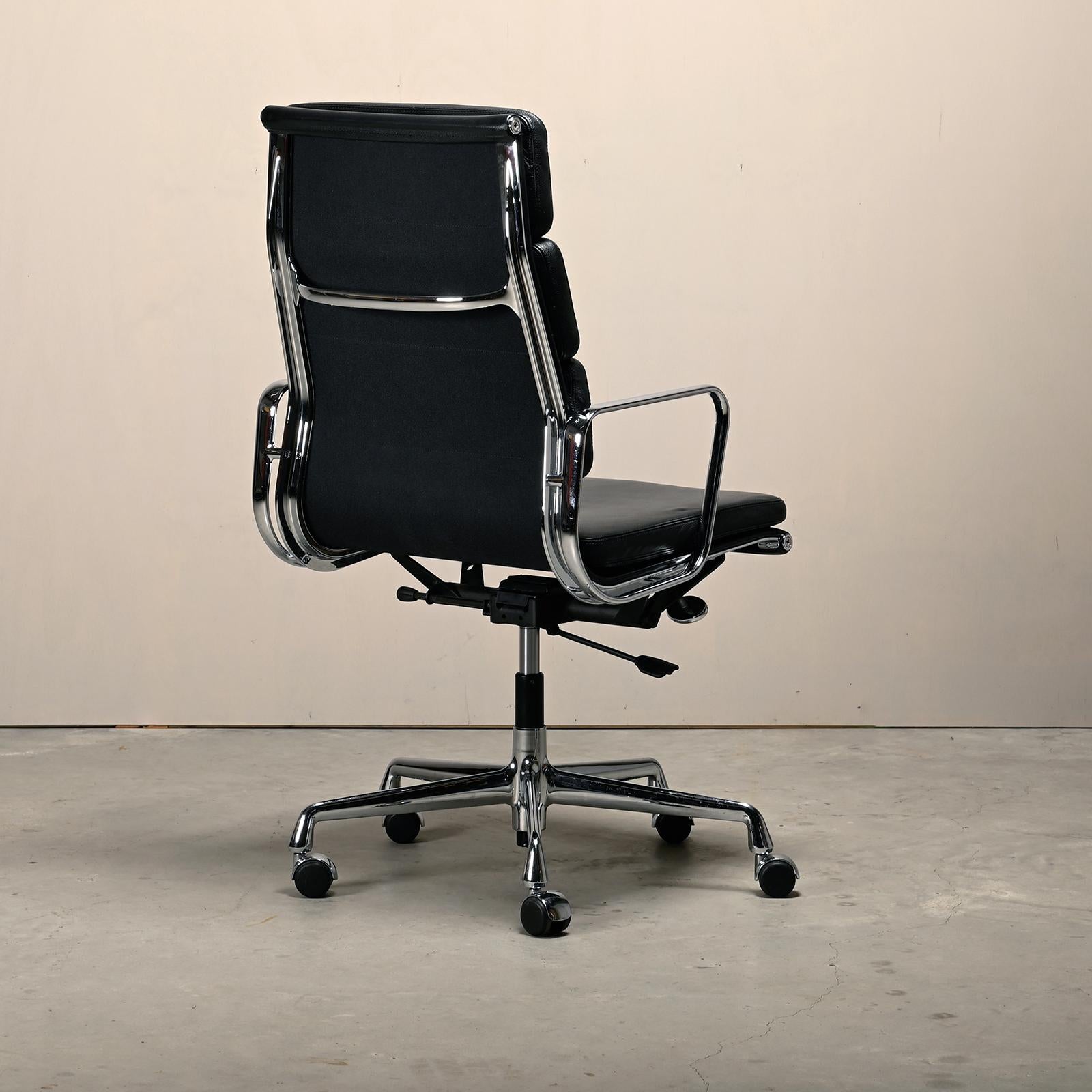 Metà XX secolo Sedia da ufficio Charles & Ray Eames EA219 in cromo e pelle nera, Vitra in vendita
