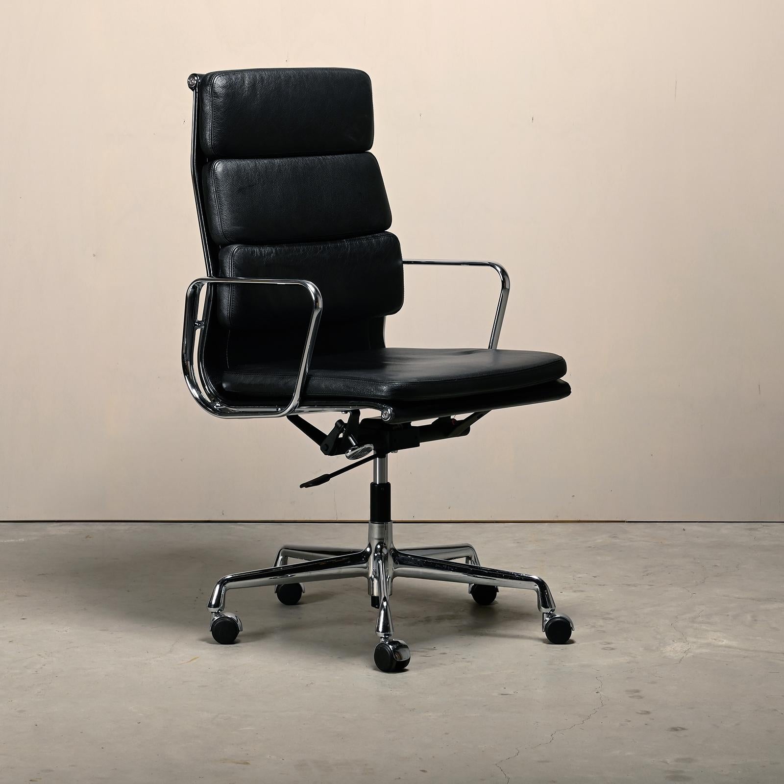 Alluminio Sedia da ufficio Charles & Ray Eames EA219 in cromo e pelle nera, Vitra in vendita