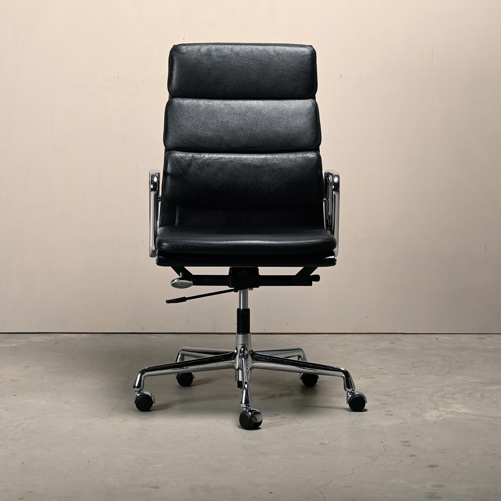 Sedia da ufficio Charles & Ray Eames EA219 in cromo e pelle nera, Vitra in vendita 1