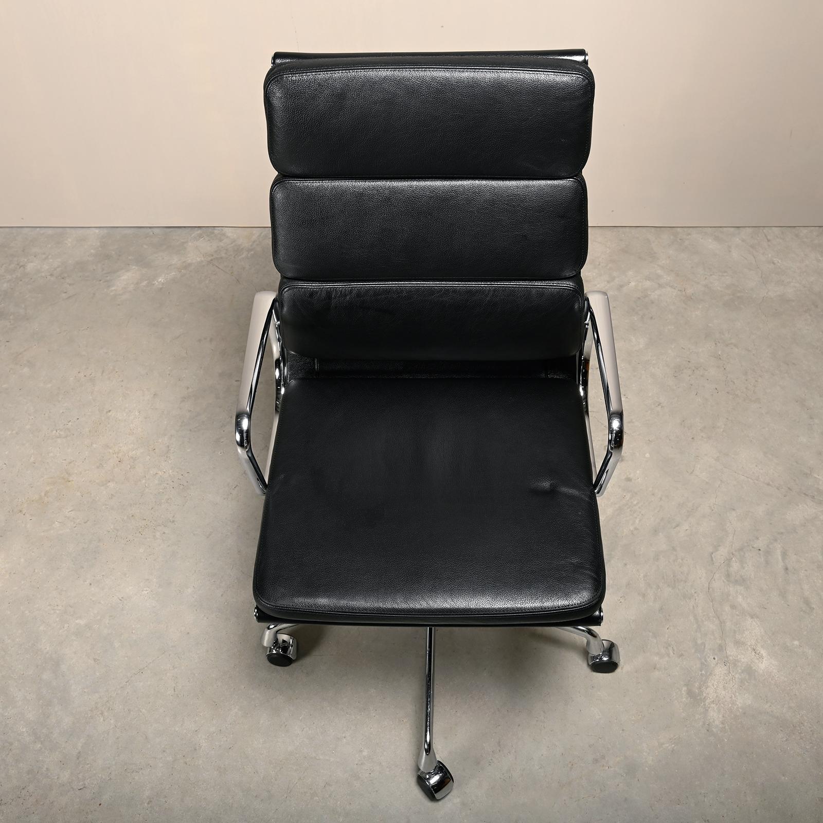 Sedia da ufficio Charles & Ray Eames EA219 in cromo e pelle nera, Vitra in vendita 2
