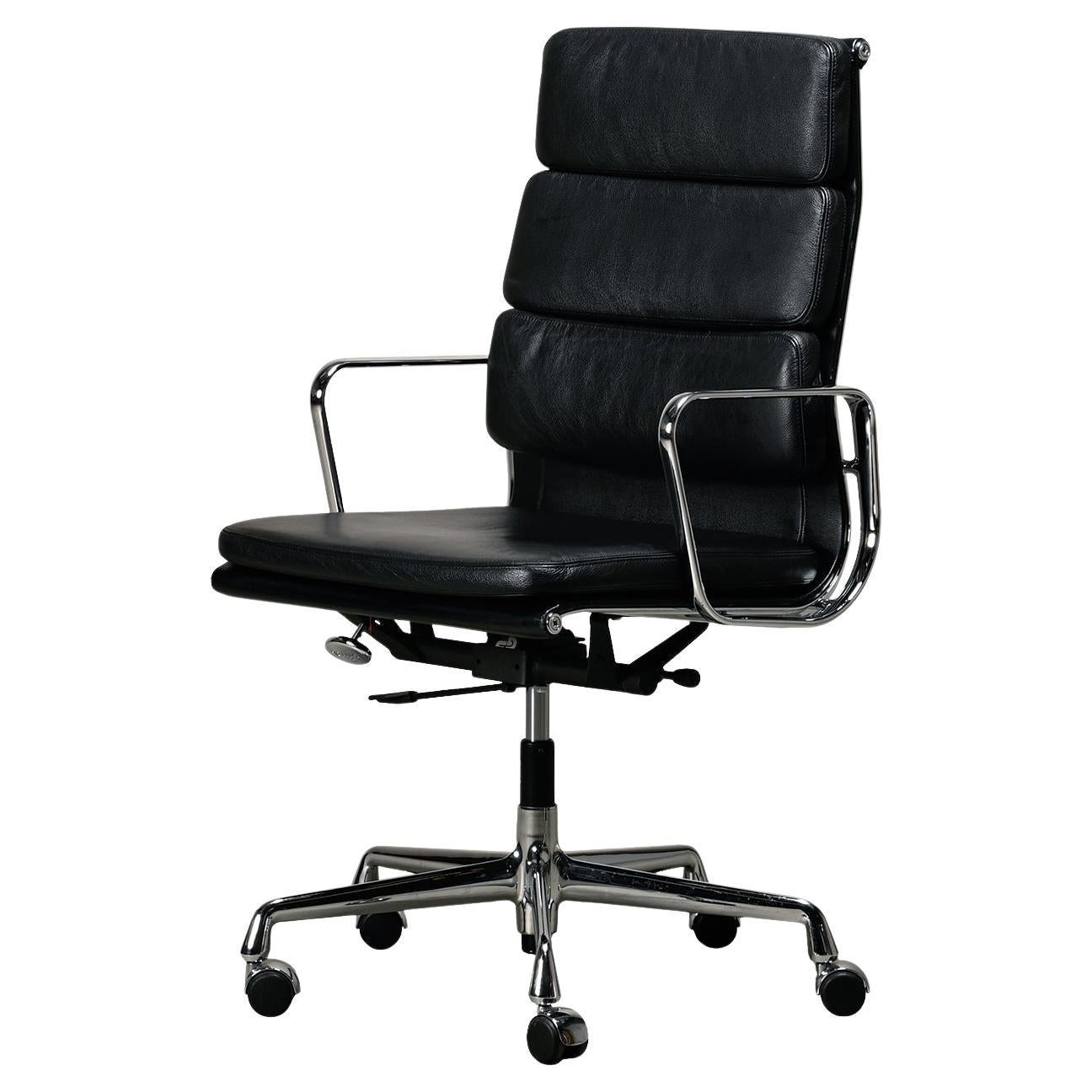 Silla de oficina Charles and Ray Eames EA219 de cromo y piel negra, Vitra