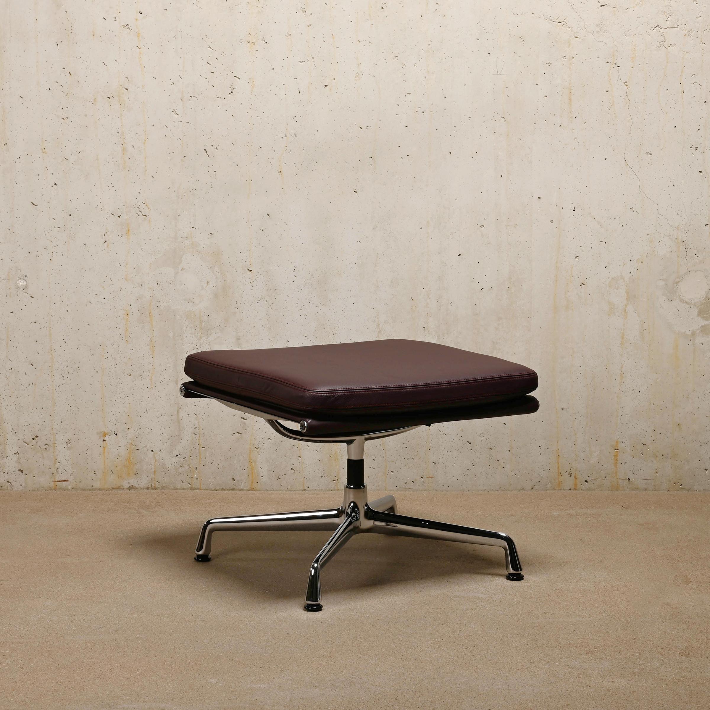 Charles & Ray Eames EA222 Lounge Chair and EA223 Ottoman in Plume Leather, Vitra For Sale 2