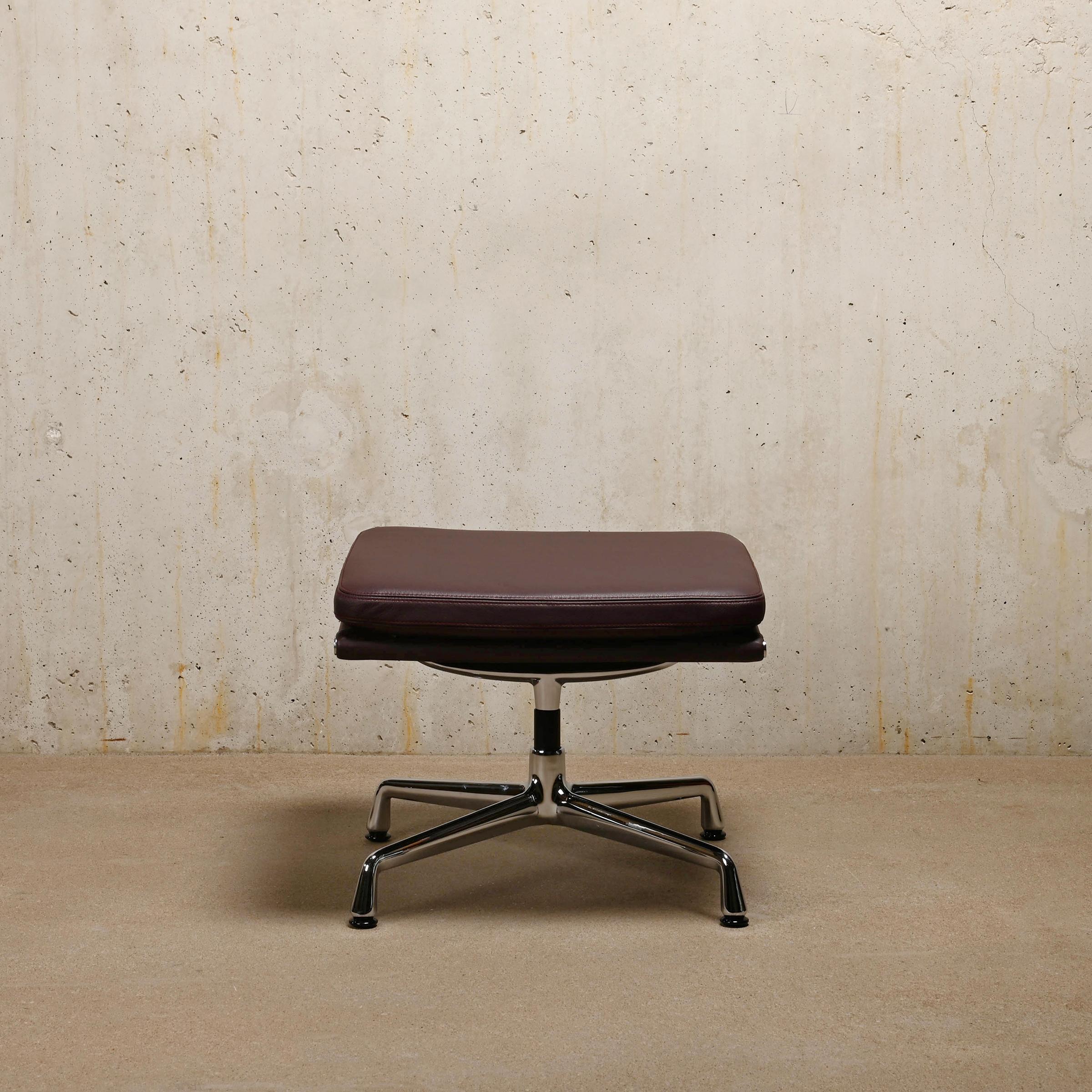 Charles & Ray Eames EA222 Lounge Chair and EA223 Ottoman in Plume Leather, Vitra For Sale 3
