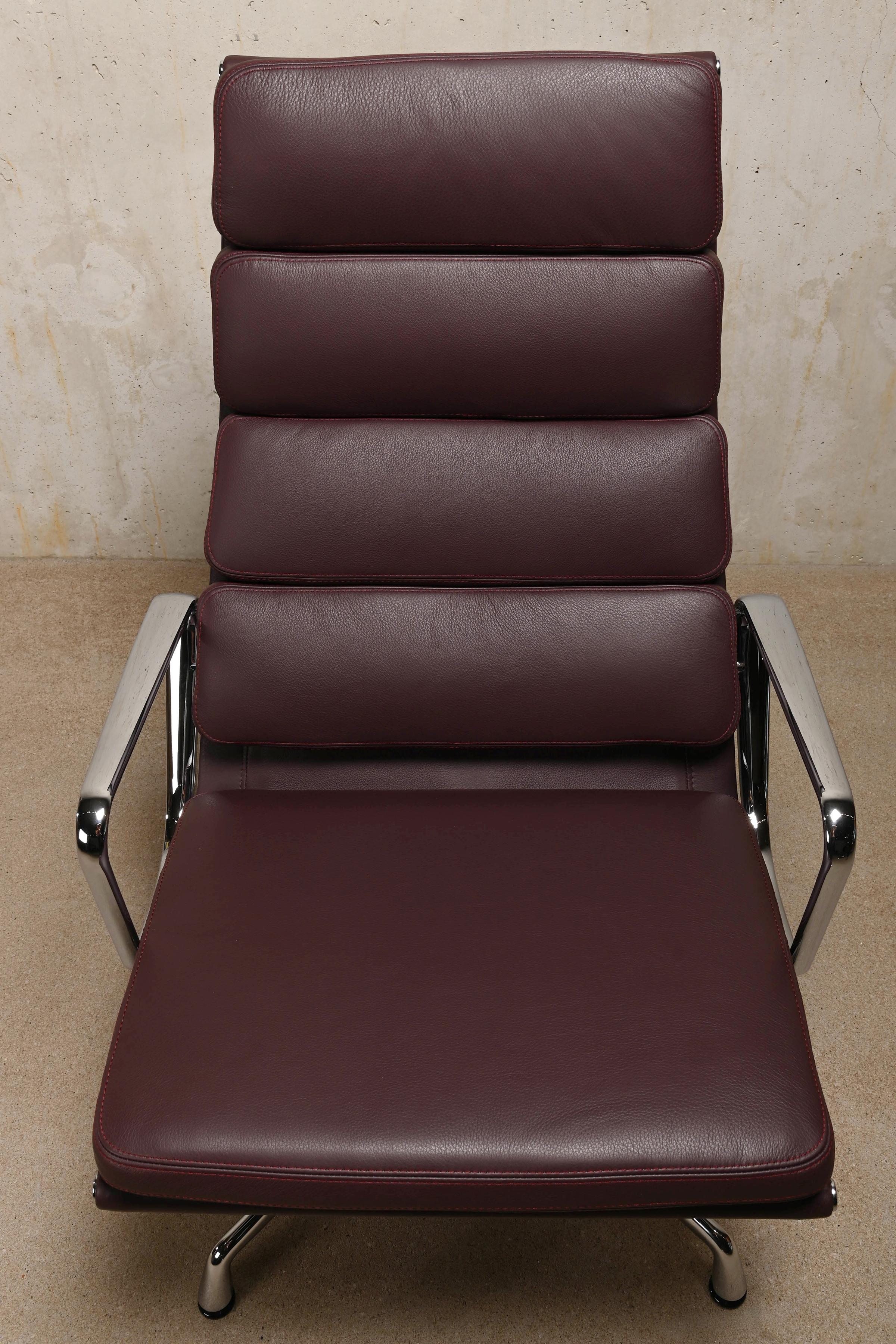 Charles & Ray Eames EA222 Chaise longue et pouf EA223 en cuir prune, Vitra en vente 5