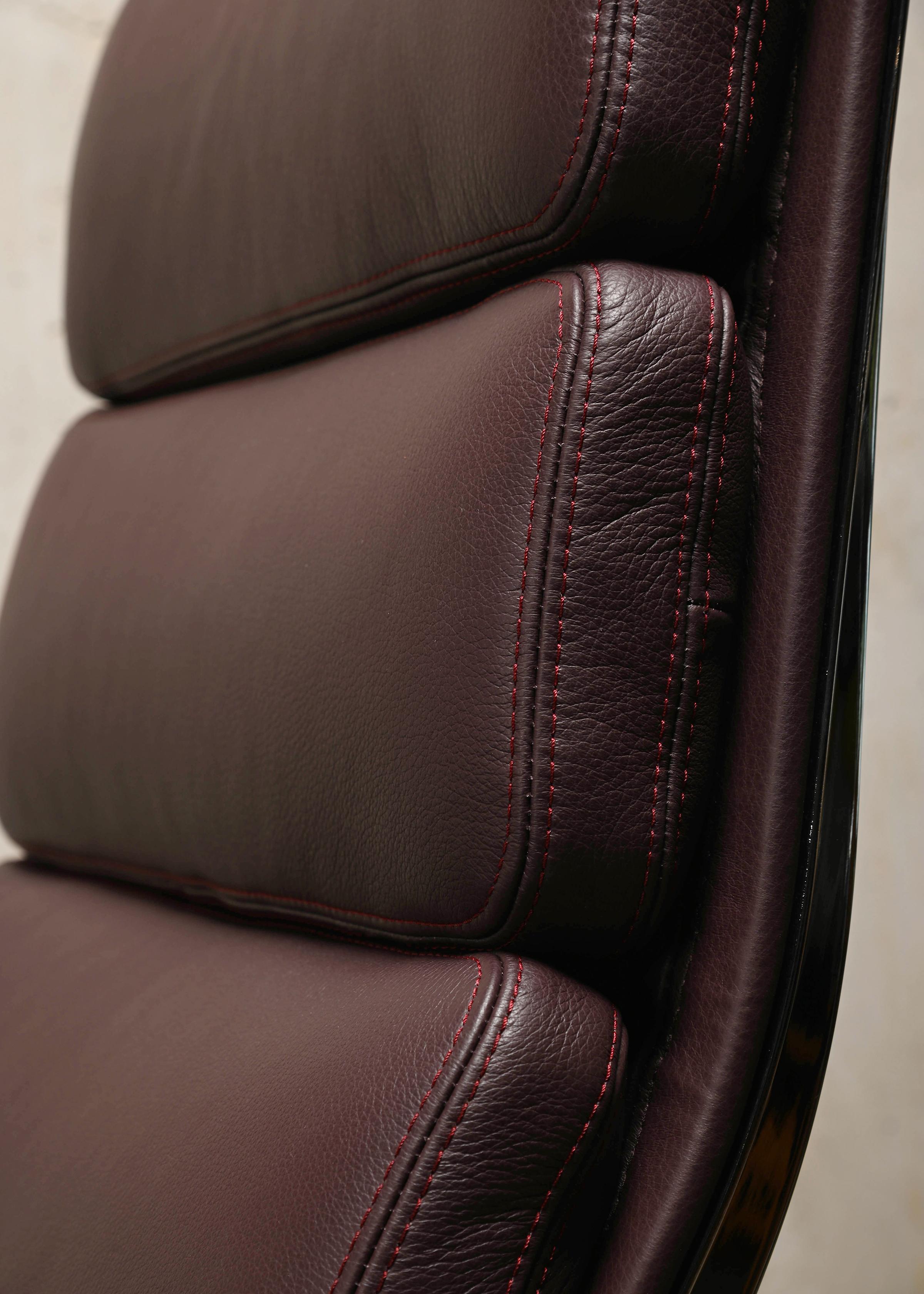 Charles & Ray Eames EA222 Chaise longue et pouf EA223 en cuir prune, Vitra en vente 8