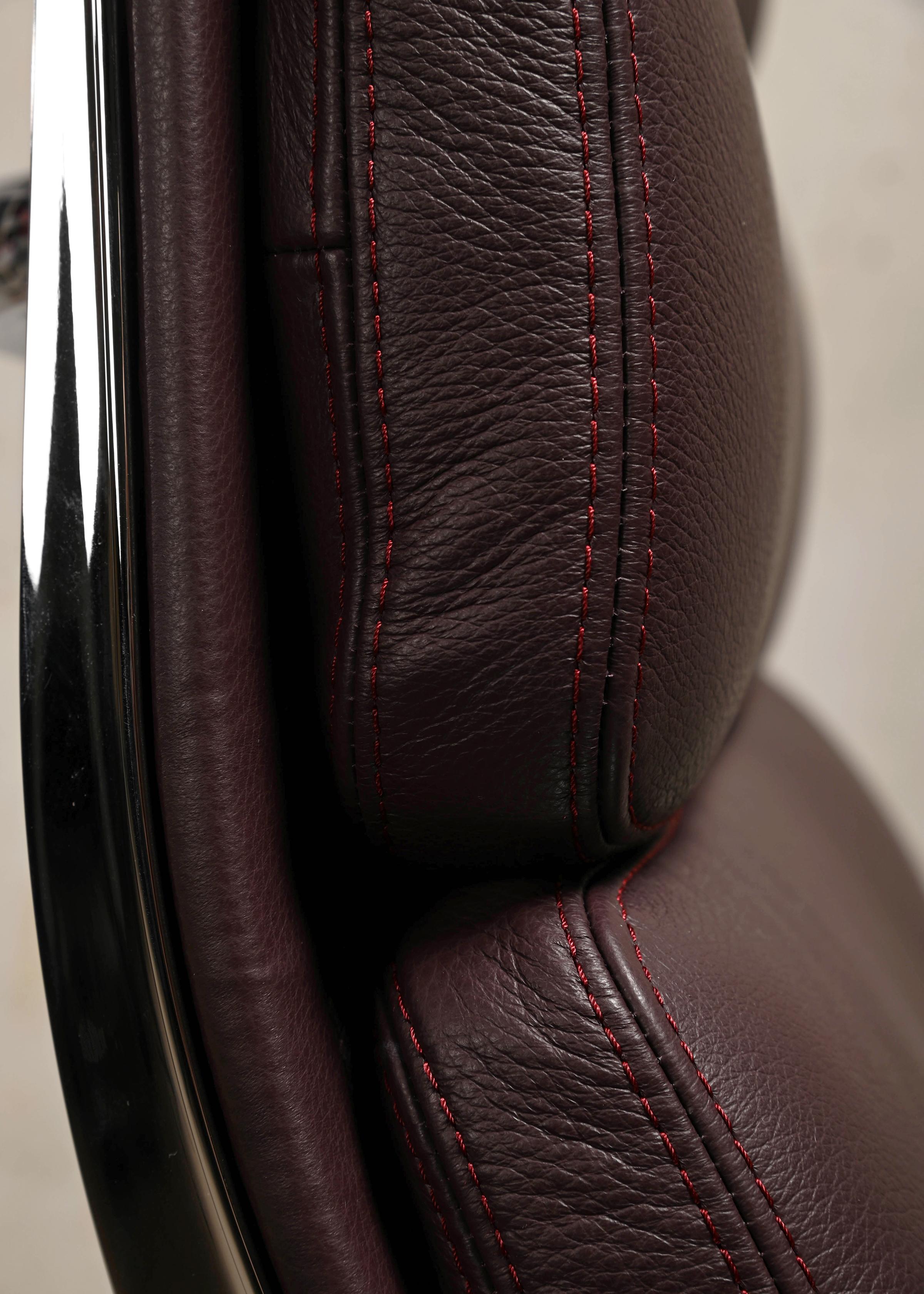 Charles & Ray Eames EA222 Chaise longue et pouf EA223 en cuir prune, Vitra en vente 10