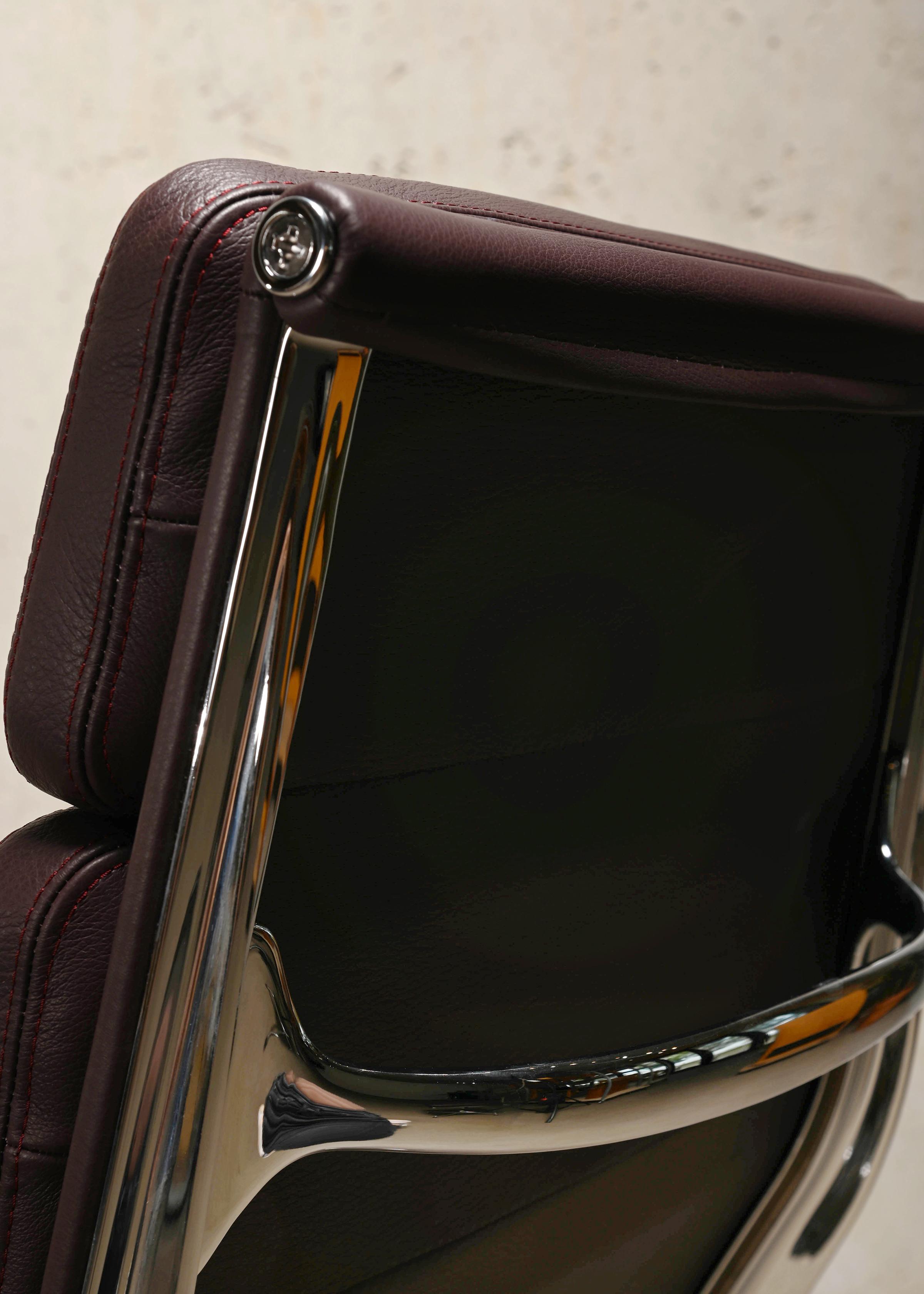 Charles & Ray Eames EA222 Chaise longue et pouf EA223 en cuir prune, Vitra en vente 11