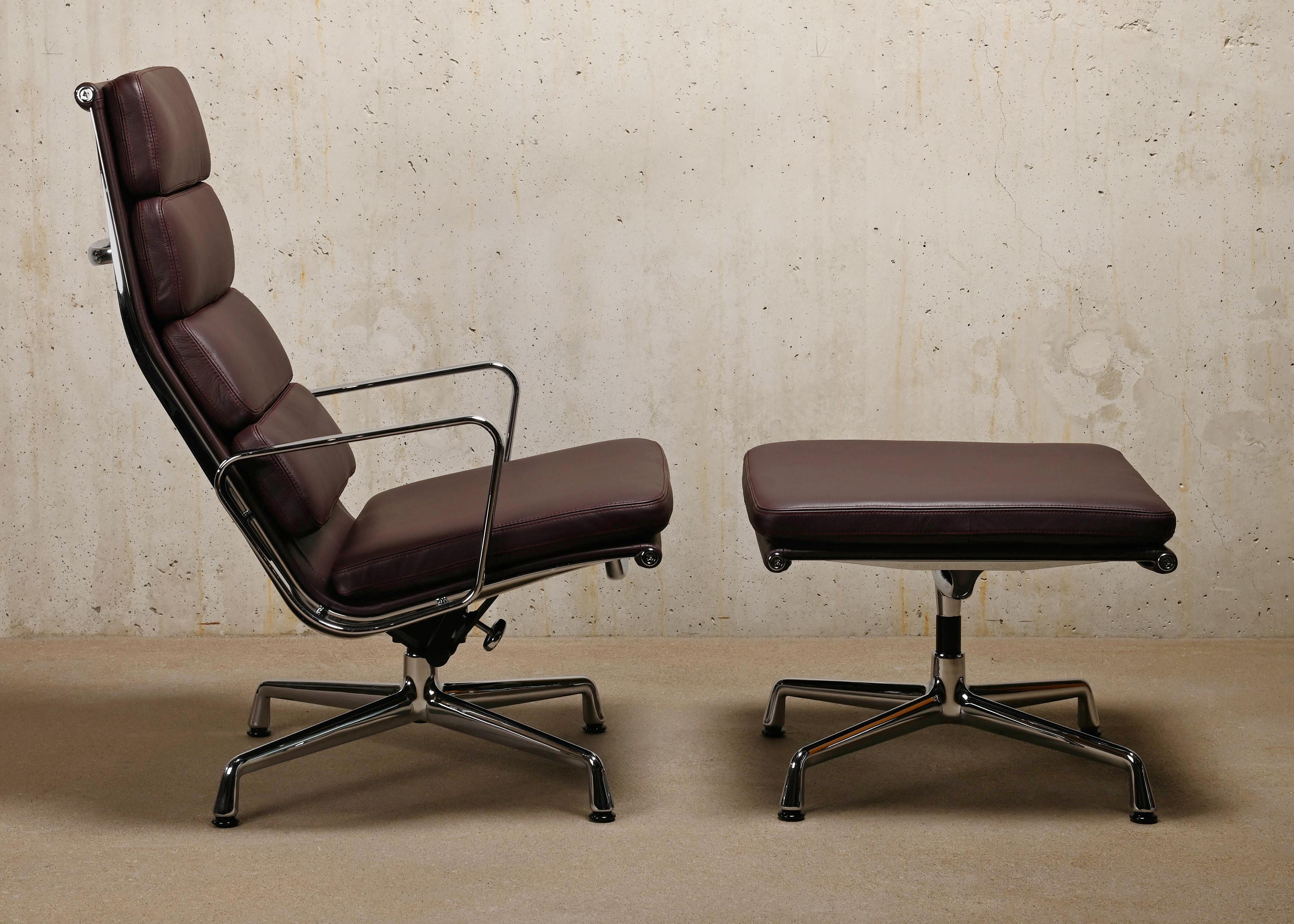 Beautiful lounge chair EA222 and matching ottoman EA223 belong to the famous Aluminum Series designed by Charles & Ray Eames for Herman Miller (US) / Vitra (EU). Exceptional comfort is guaranteed with the extra high backrest, soft cushions and