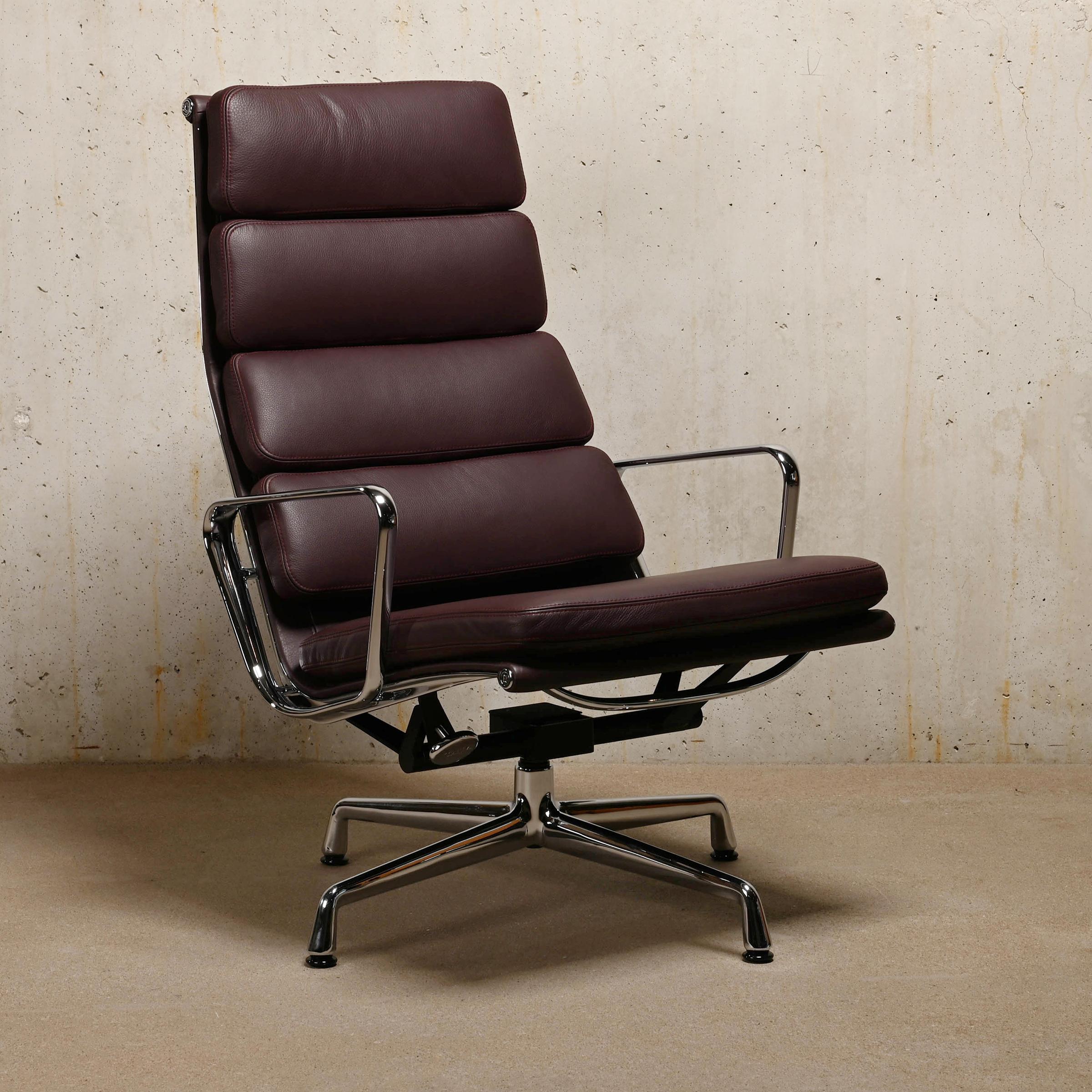Charles & Ray Eames EA222 Chaise longue et pouf EA223 en cuir prune, Vitra Excellent état - En vente à Amsterdam, NL
