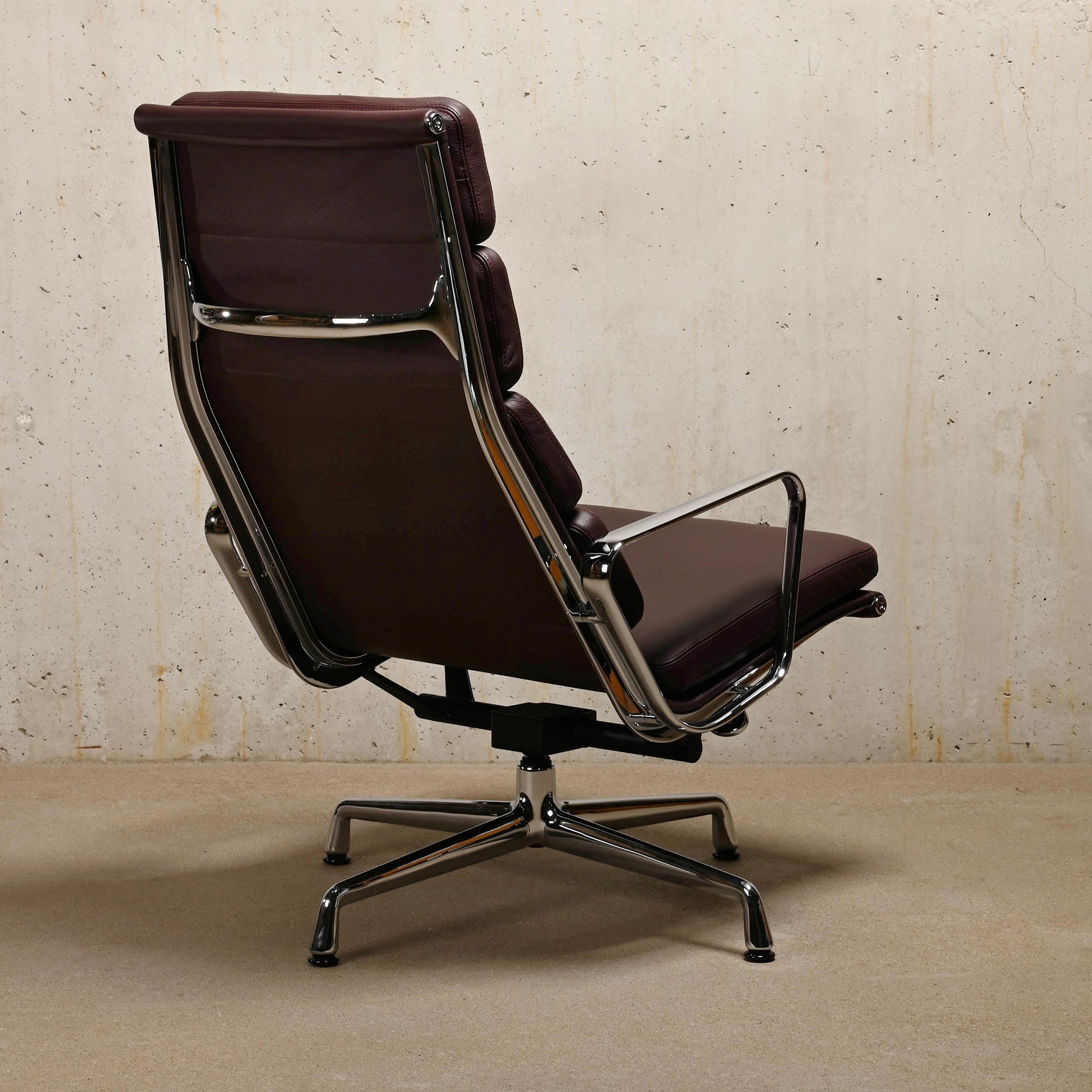 Milieu du XXe siècle Charles & Ray Eames EA222 Chaise longue et pouf EA223 en cuir prune, Vitra en vente
