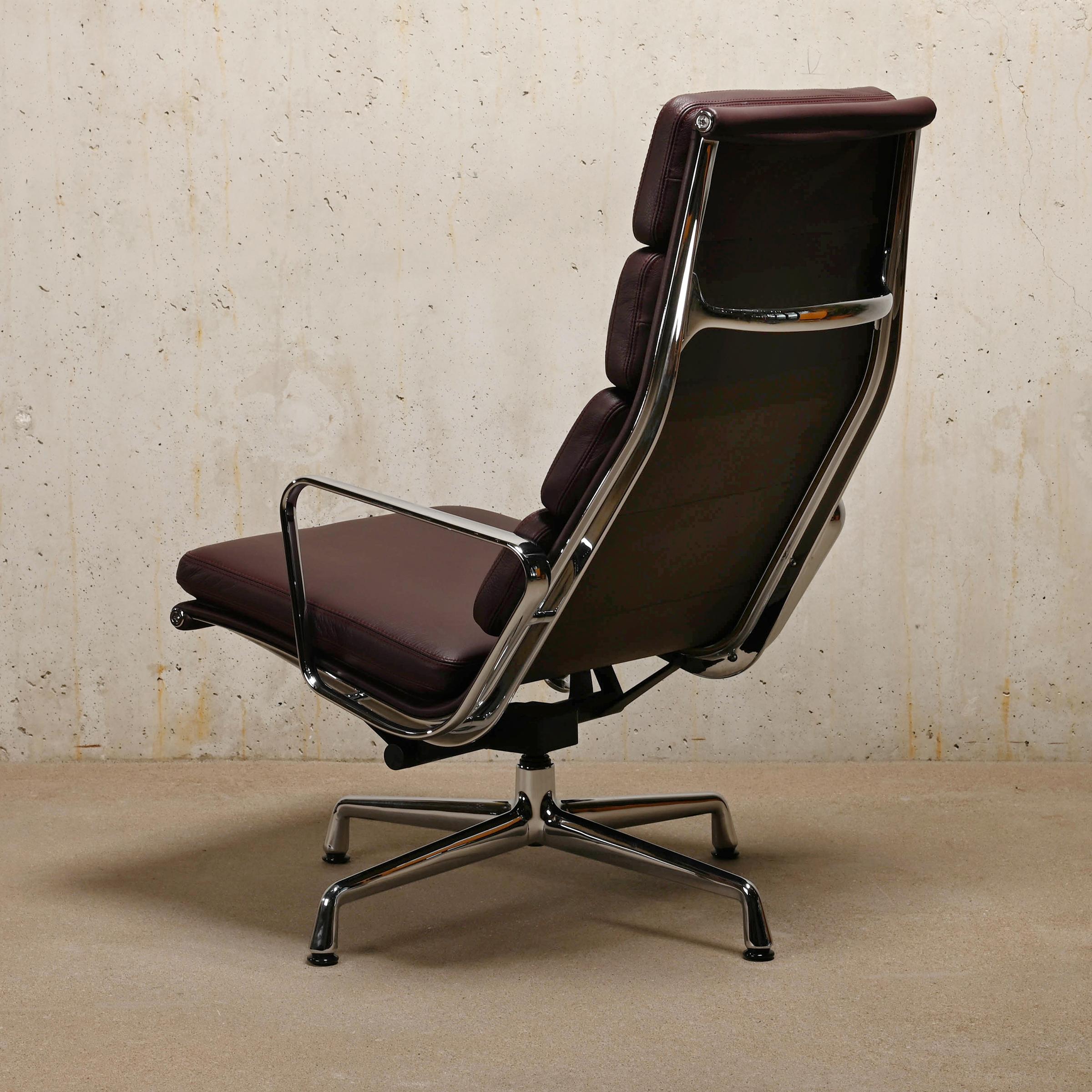 Aluminium Charles & Ray Eames EA222 Chaise longue et pouf EA223 en cuir prune, Vitra en vente
