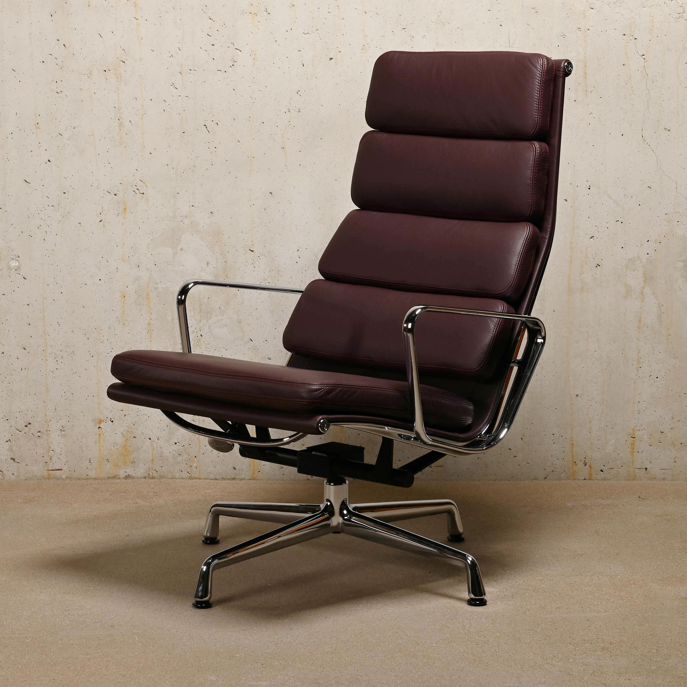Charles & Ray Eames EA222 Chaise longue et pouf EA223 en cuir prune, Vitra en vente 2