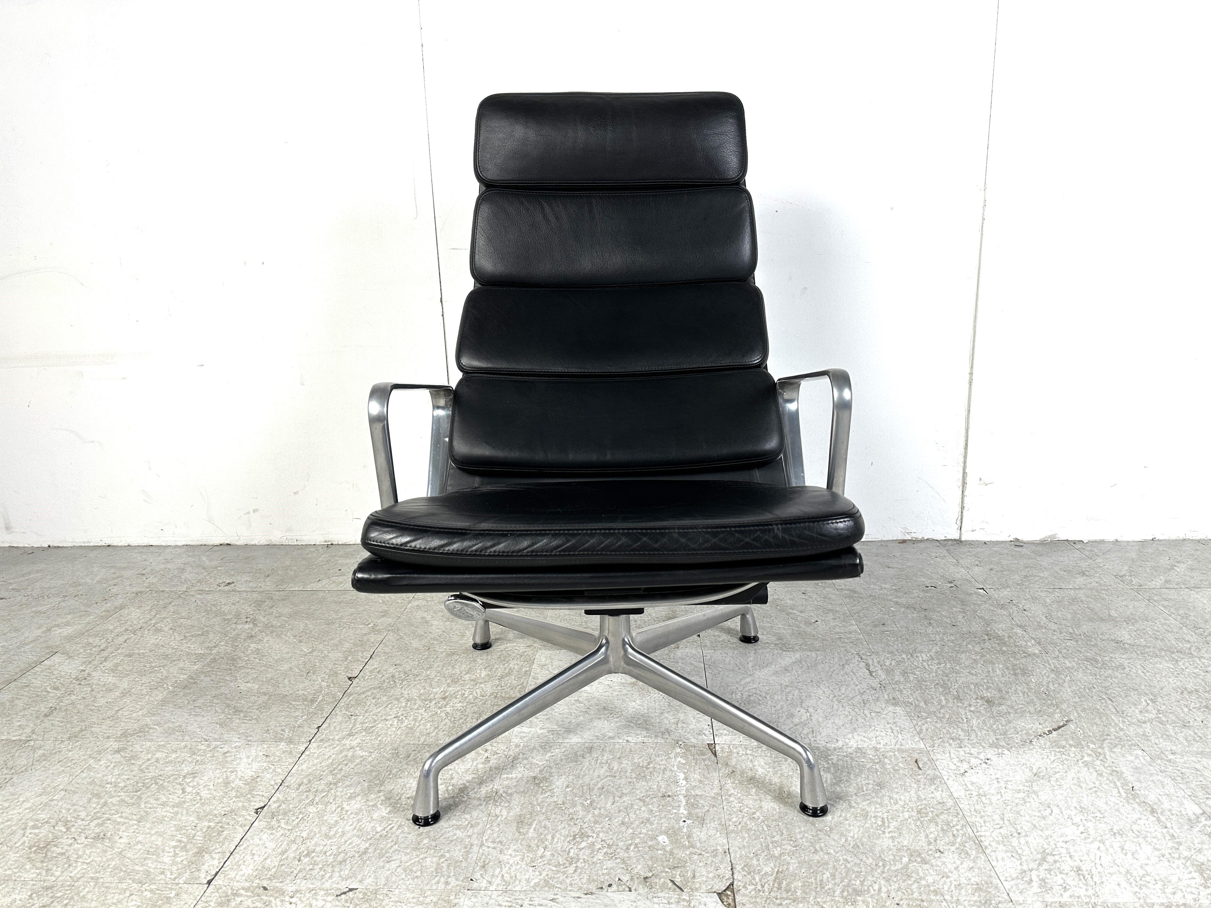Mid-Century Modern Charles & Ray Eames EA222 softpad leather lounge chair, 1990s  For Sale