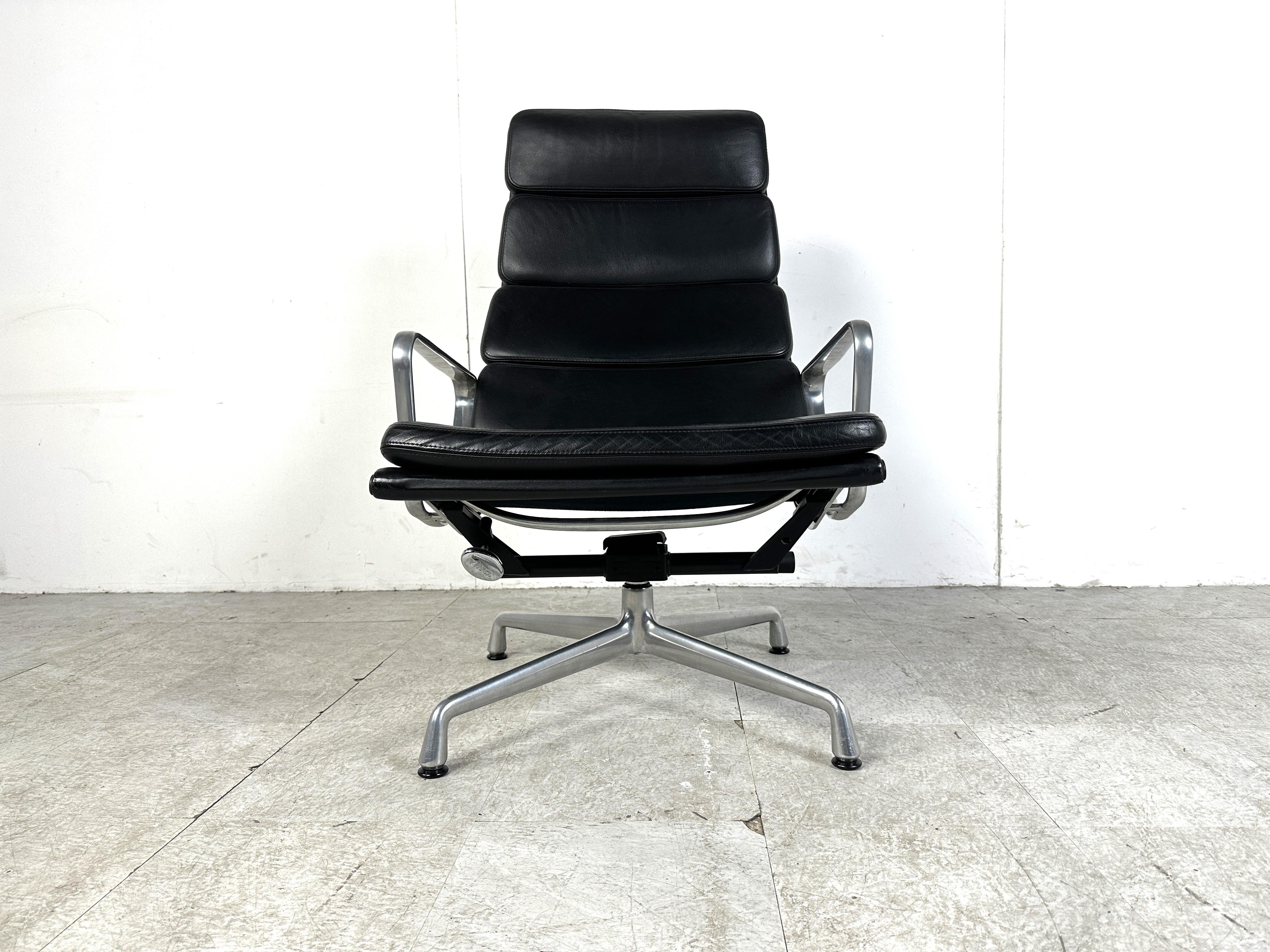 American Charles & Ray Eames EA222 softpad leather lounge chair, 1990s For Sale