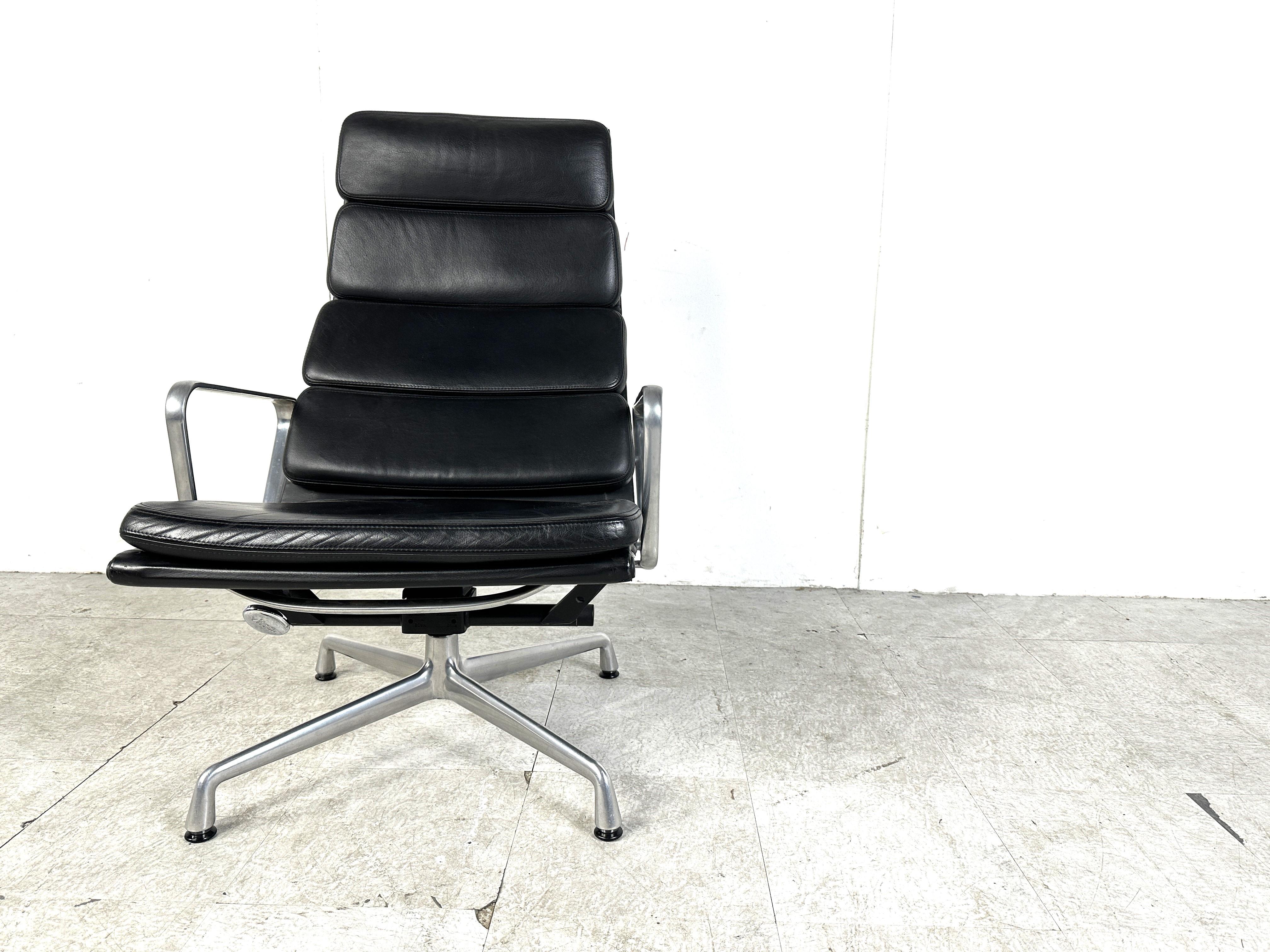 Charles & Ray Eames EA222 softpad leather lounge chair, 1990s  In Good Condition For Sale In HEVERLEE, BE