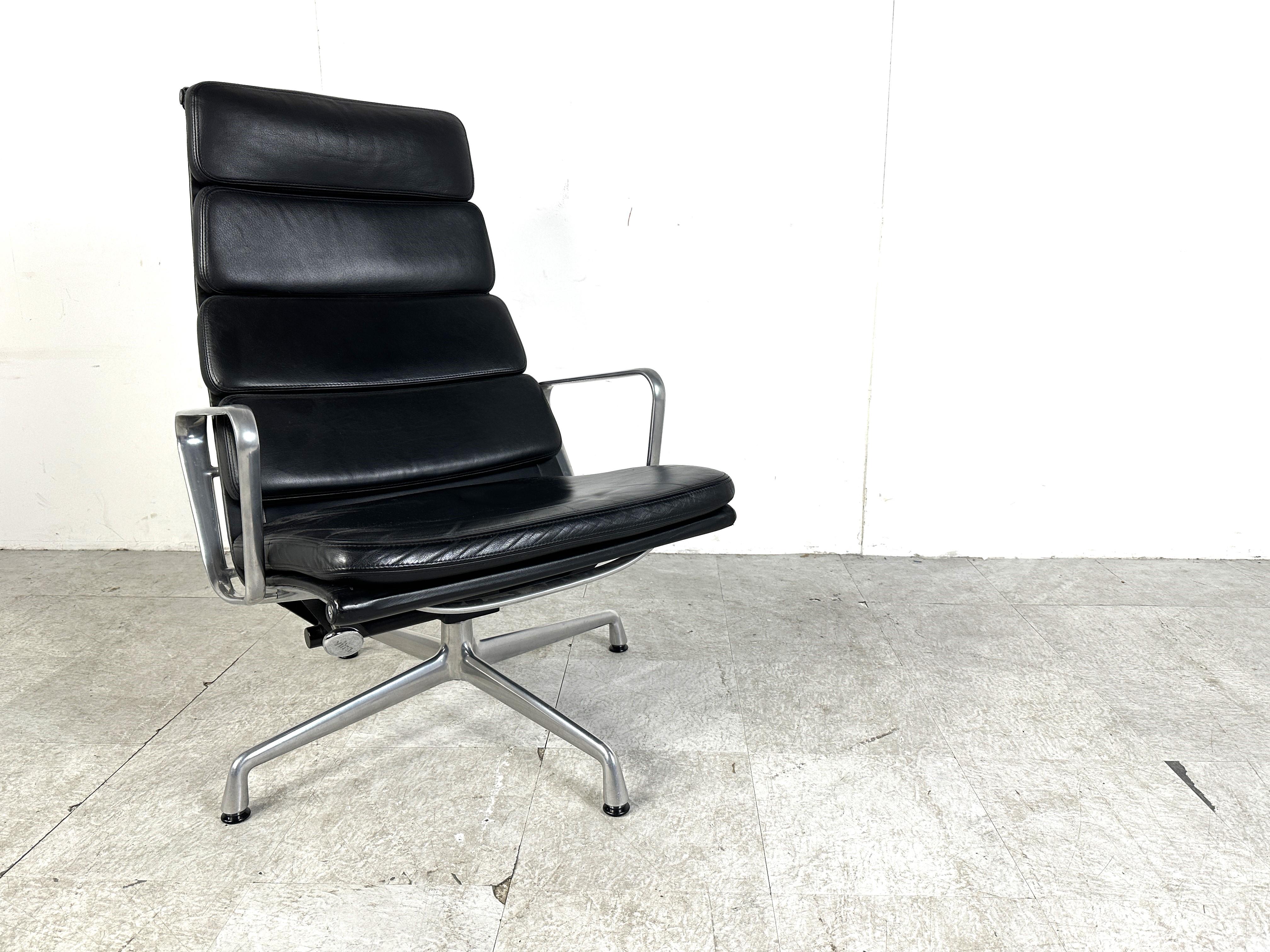 Fin du 20e siècle Charles & Ray Eames EA222 fauteuil de salon en cuir souple, années 1990  en vente