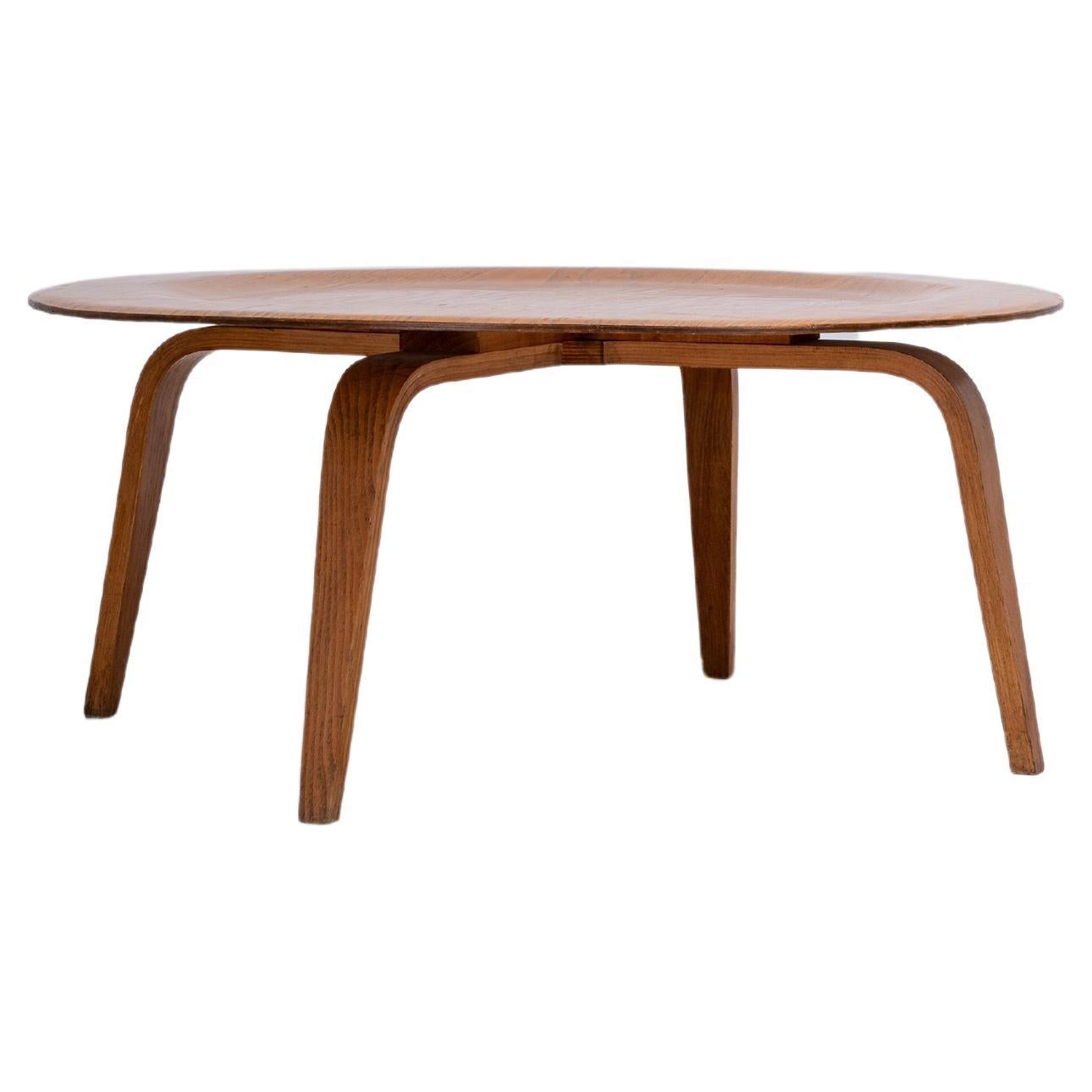 We have for sale a first production CTW-3 coffee table by Charles and Ray Eames and manufactured by the Evans Product Company. This is from the first year of production 1945/46 and has the central block construction to the underside. This piece has