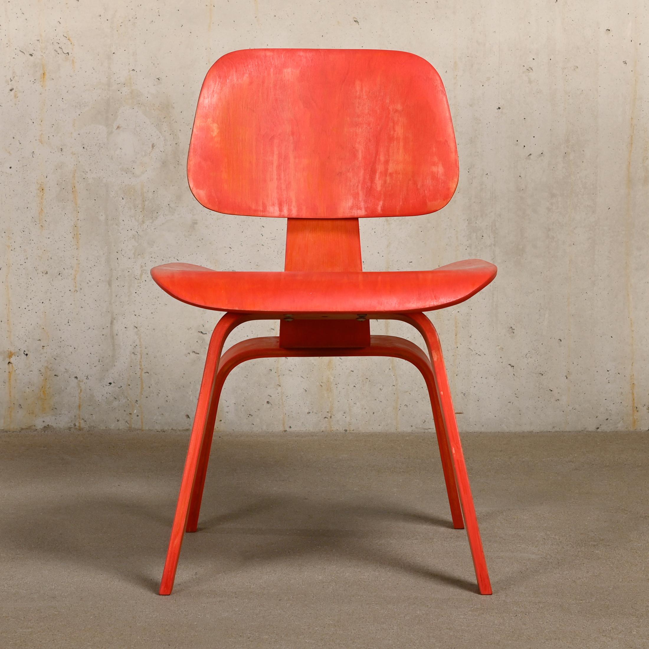 Iconic and early DCW dining chair designed by Charles & Ray Eames and manufacture by Evans Products Company, Molded Plywood division and distributed by Herman Miller late 40ties. Red aniline dye Ash plywood in good condition and recently partially