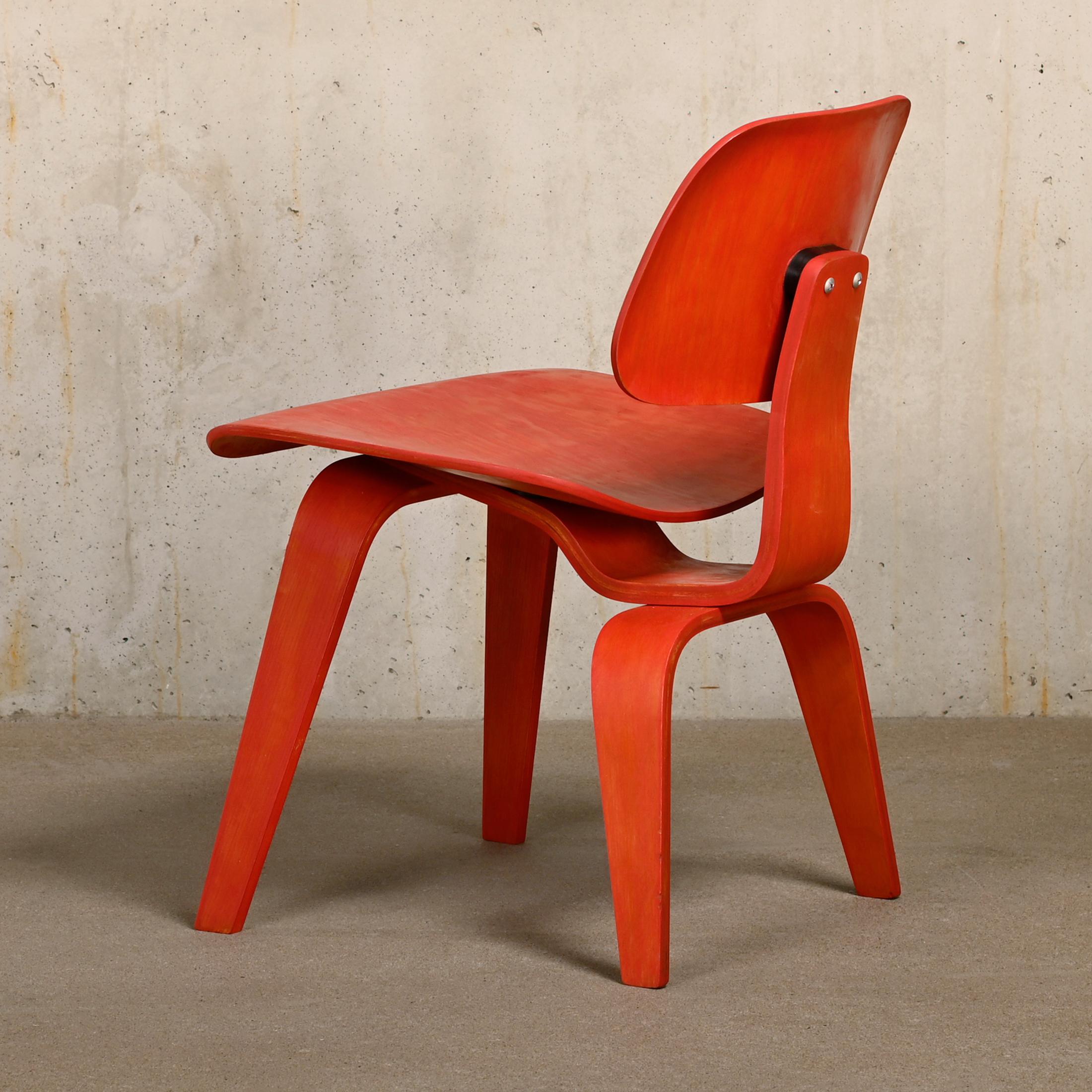 Charles & Ray Eames Early DCW Red aniline dye Ash Dining Chair for Evans Plywood In Good Condition In Amsterdam, NL