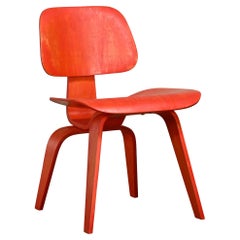 Chaise de salle à manger Charles & Ray Eames Early DCW en frêne teint à l'aniline rouge pour Evans Plywood