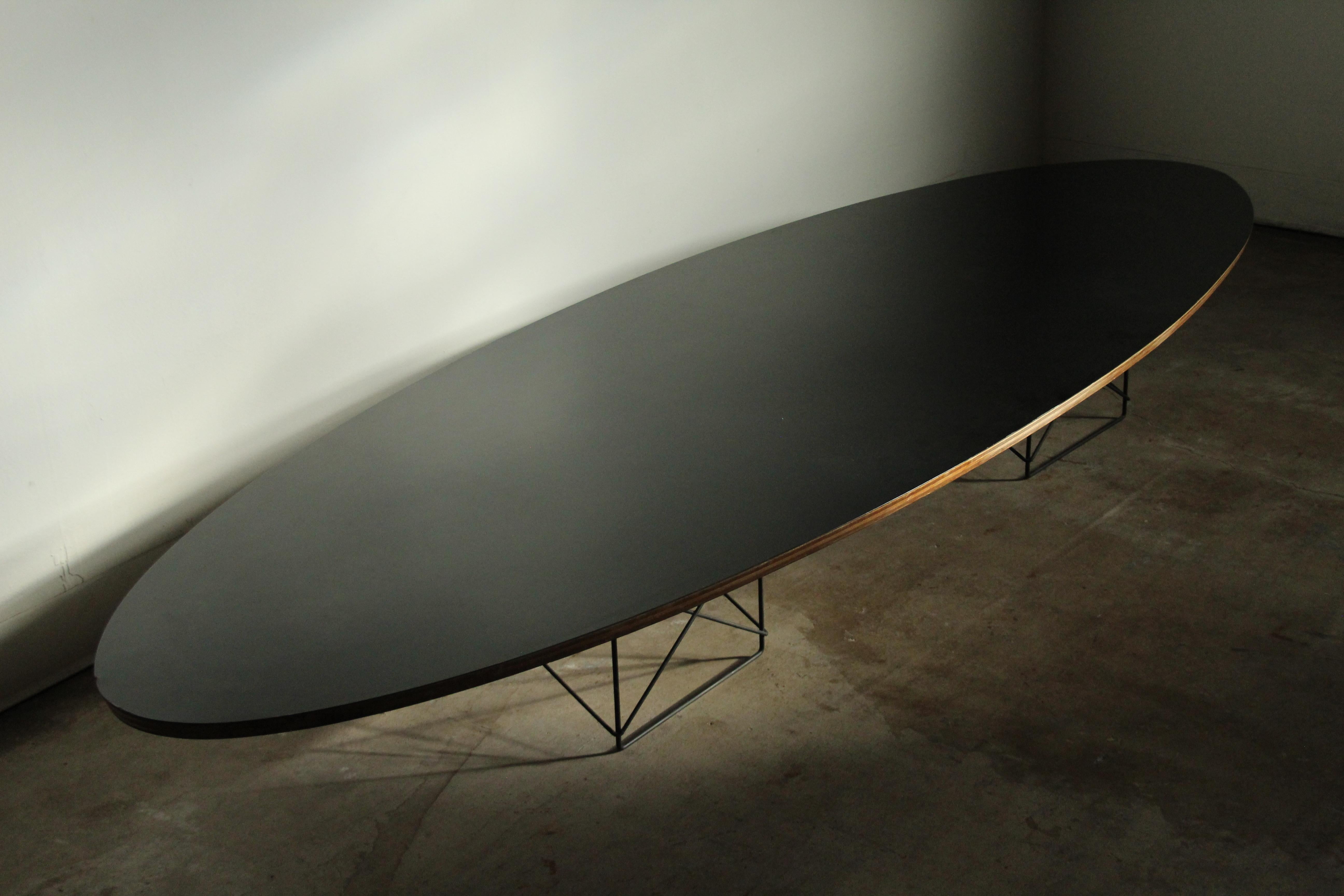 An early and rare edition of the 'ETR' (Elliptical Table Rod base) known as the 'Surfboard' coffee table. Design by Charles & Ray Eames in 1951 for Herman Miller. Black laminated table top. Unlike the later editions with the regular plywood