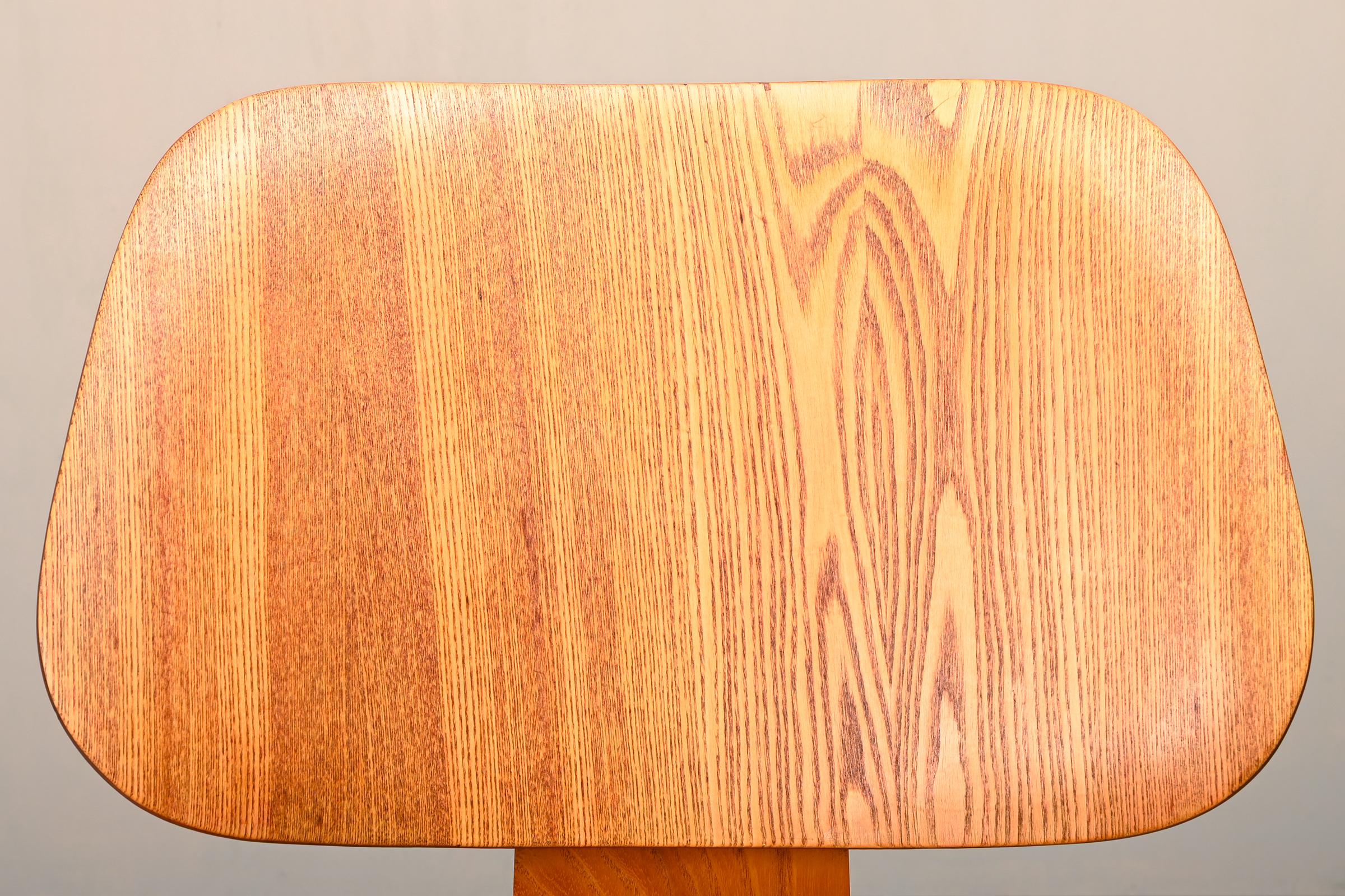 Charles & Ray Eames Early LCW Ash Lounge Chair für Herman Miller, 1950 im Angebot 3