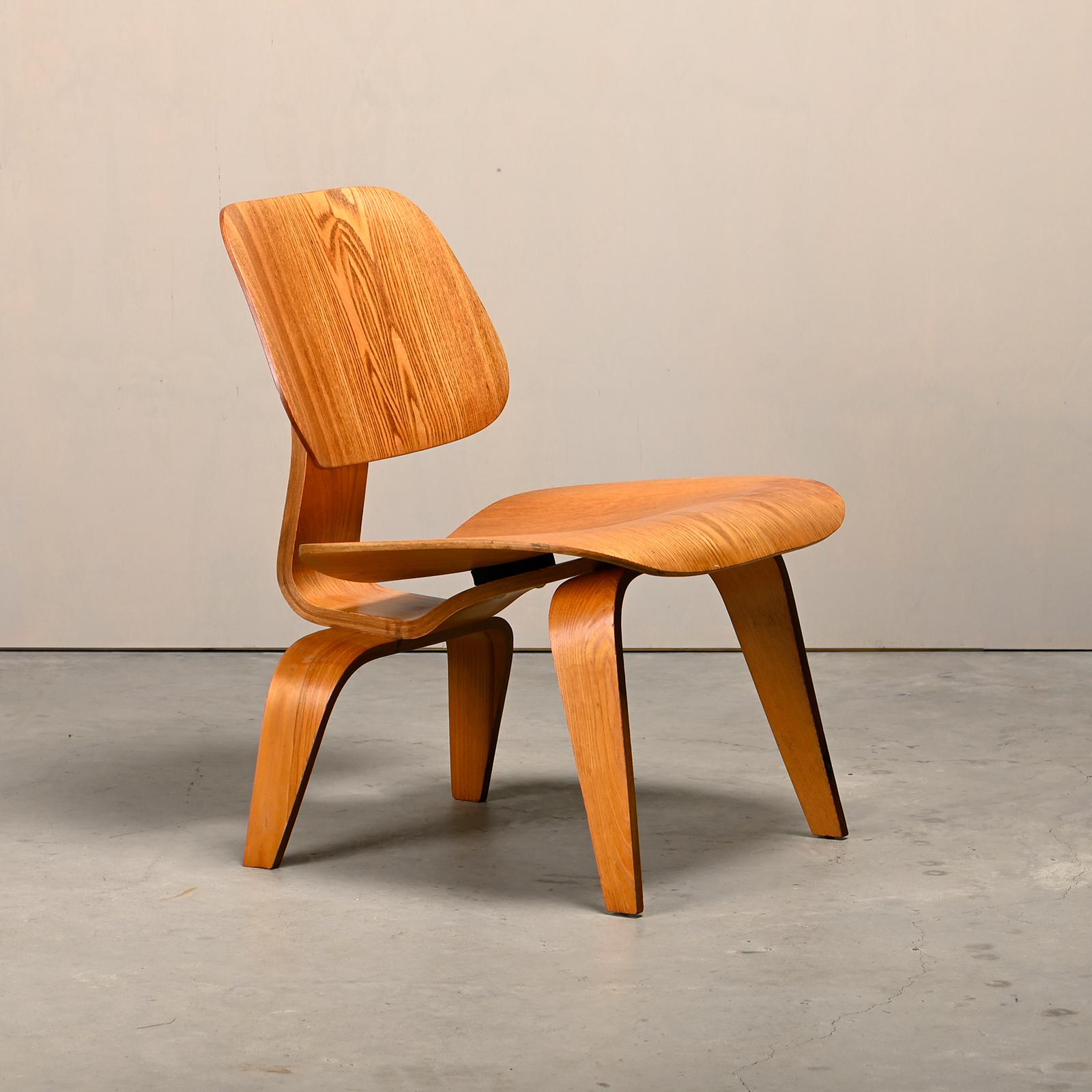 Der ikonische Charles & Ray Eames LCW Lounge Chair aus Esche. Frühe Herman Miller-Produktion aus den fünfziger Jahren (5-2-5-Schraubenkonfiguration), kurz nachdem Herman Miller die Produktion der Evans Products Company, Abteilung Formsperrholz,