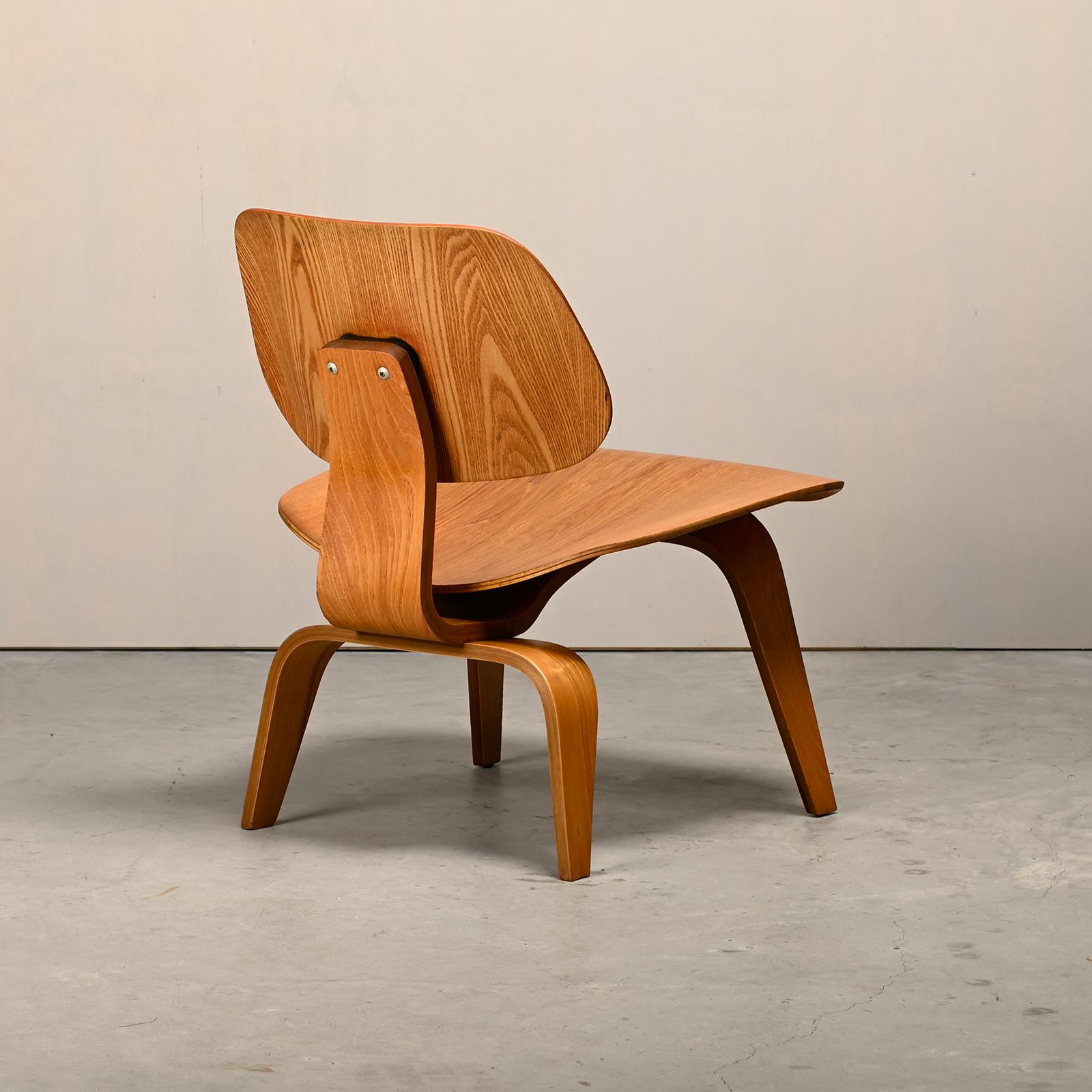 Charles & Ray Eames Early LCW Ash Lounge Chair für Herman Miller, 1950 (Geformt) im Angebot