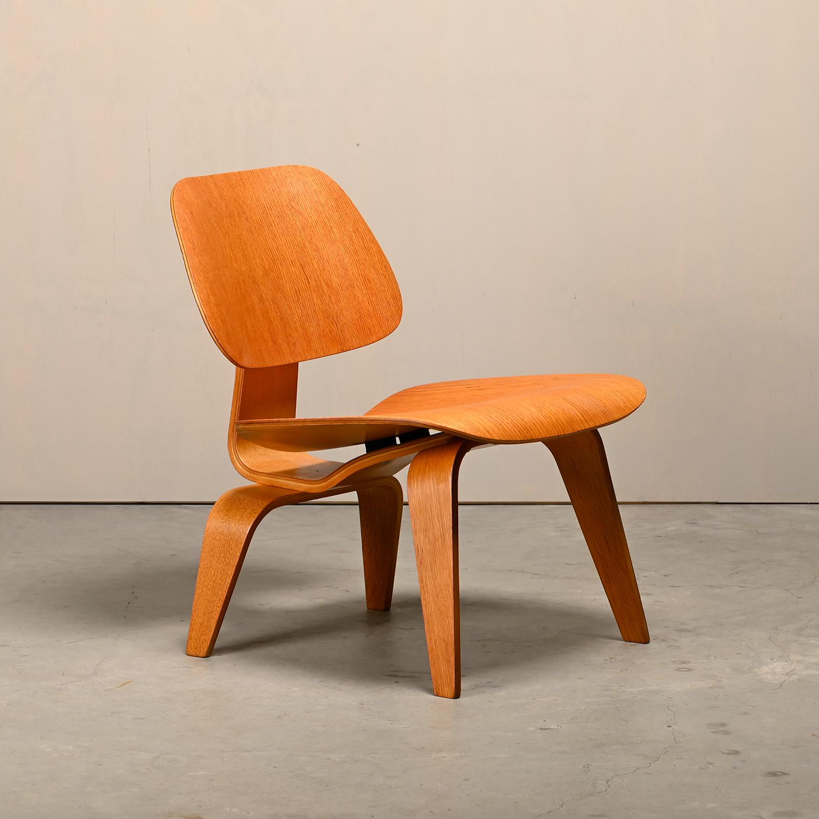 Iconica sedia da salotto LCW di Charles and Ray Eames in compensato di frassino. La prima produzione di Herman Miller degli anni '50 (configurazione a 5-2-4 viti), subito dopo l'acquisizione della produzione da parte di Herman Miller da parte di