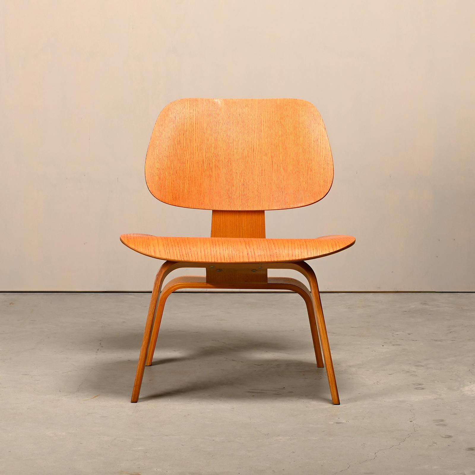 Mid-Century moderno Charles and Ray Eames Sedia da salotto in frassino LCW per Herman Miller, 1951 in vendita