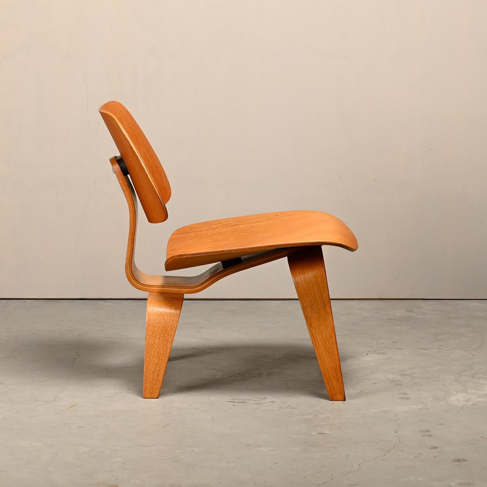 Americano Charles and Ray Eames Sedia da salotto in frassino LCW per Herman Miller, 1951 in vendita