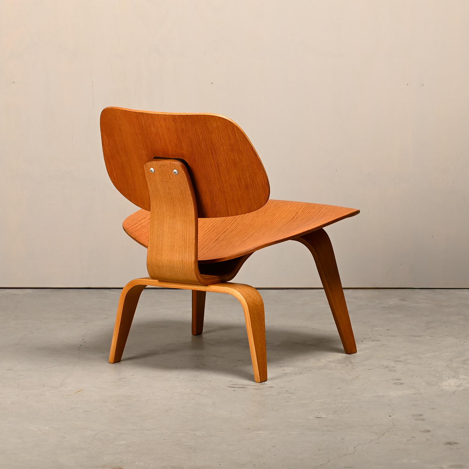 Stampato Charles and Ray Eames Sedia da salotto in frassino LCW per Herman Miller, 1951 in vendita