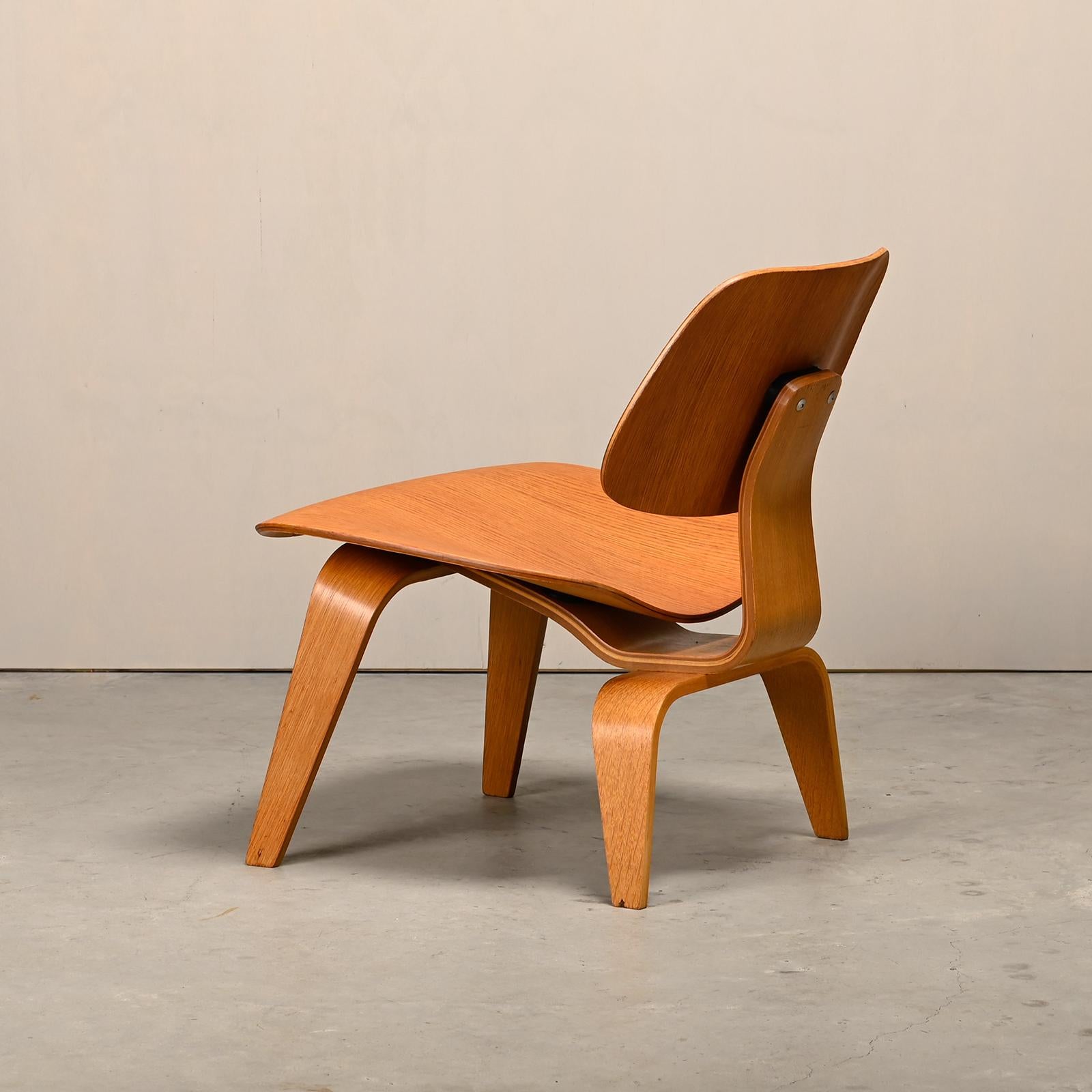 XX secolo Charles and Ray Eames Sedia da salotto in frassino LCW per Herman Miller, 1951 in vendita