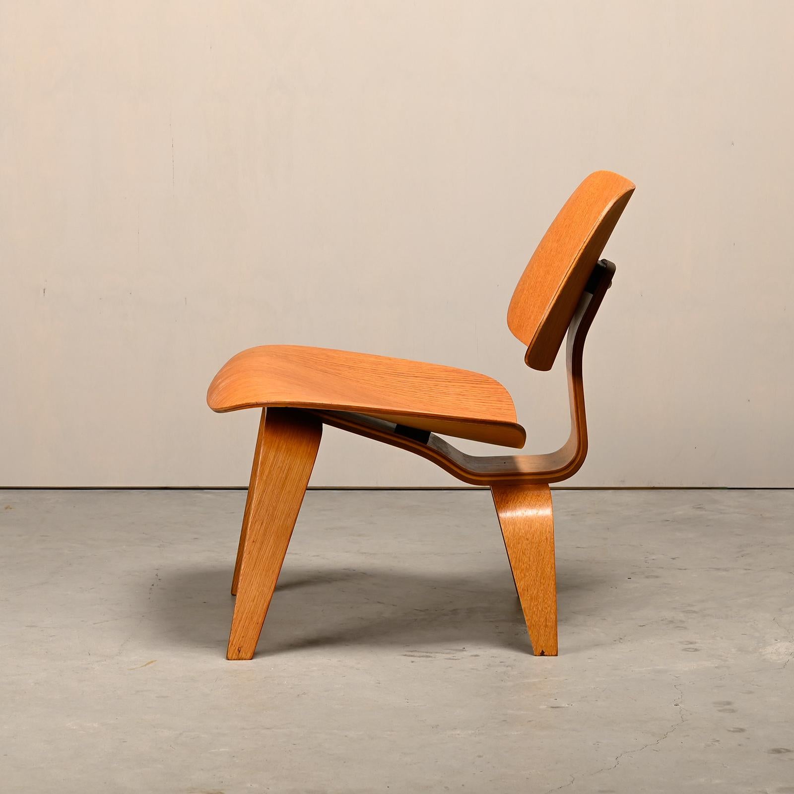 Frassino Charles and Ray Eames Sedia da salotto in frassino LCW per Herman Miller, 1951 in vendita