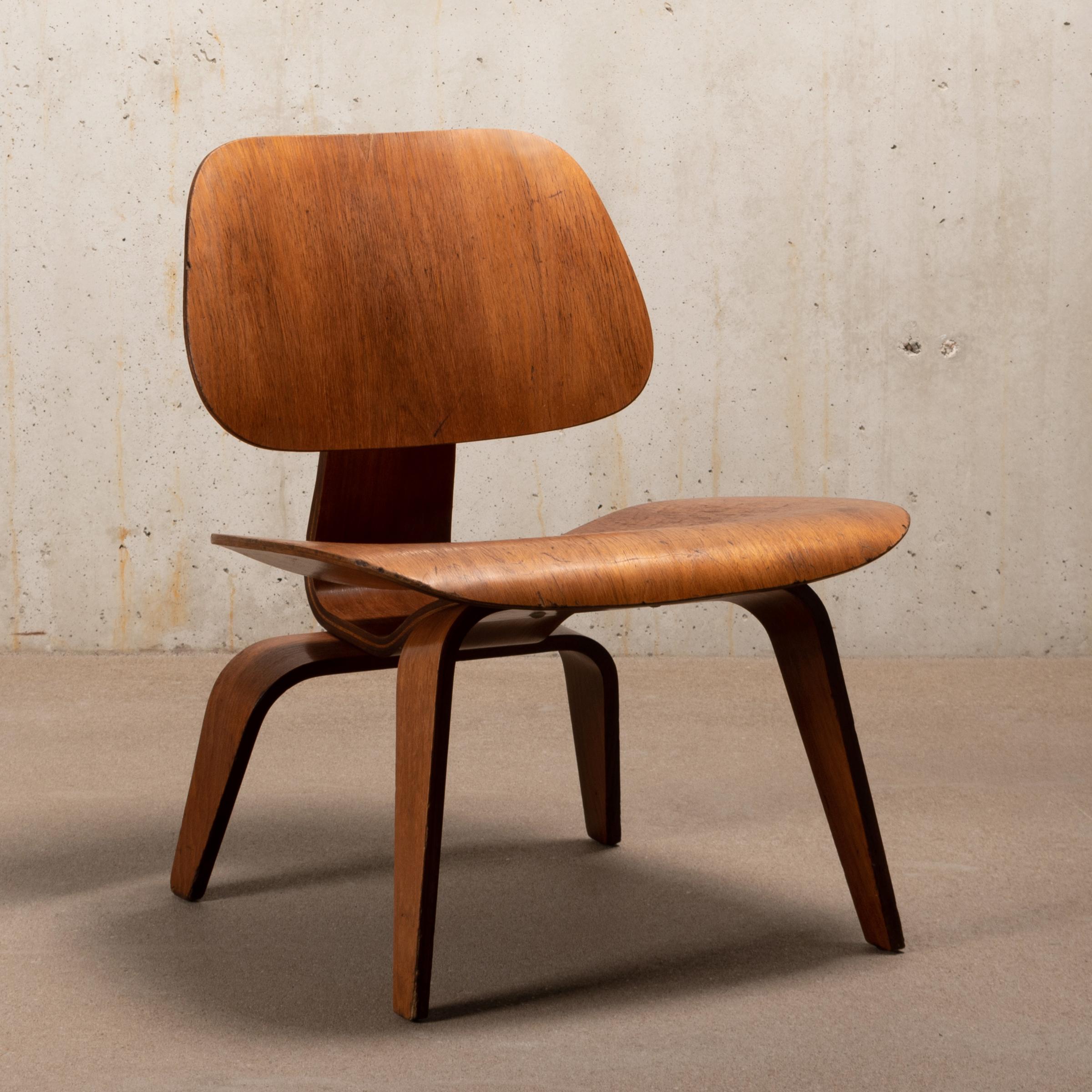 Iconic LCW lounge chair in Oak plywood which was only available in a short period early fifties. The veneer and chair is in good vintage condition with strong, warm and beautiful patina and wood grain. Early Herman Miller edition after they took