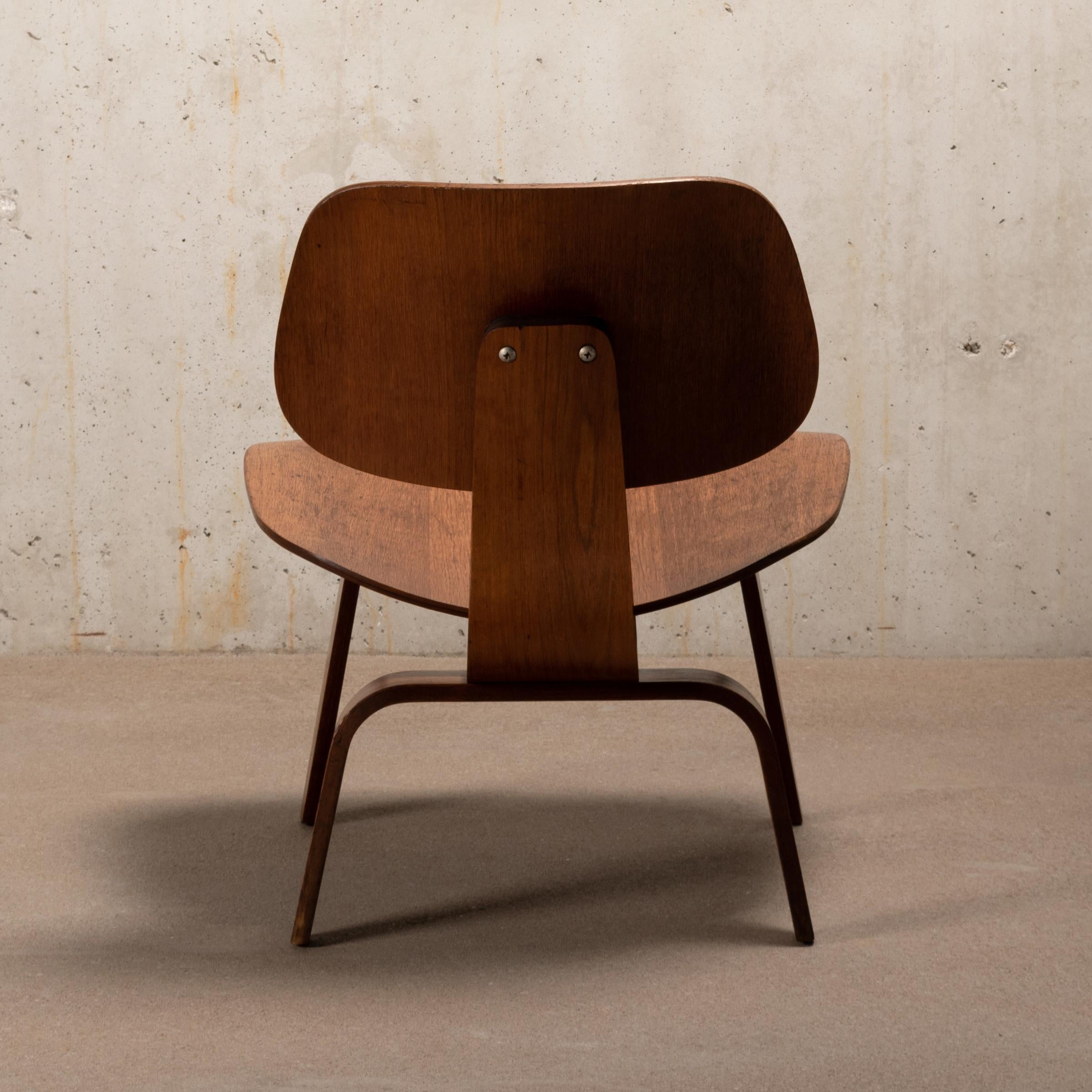 Charles & Ray Eames Early LCW Oak Lounge Chair for Herman Miller In Good Condition In Amsterdam, NL