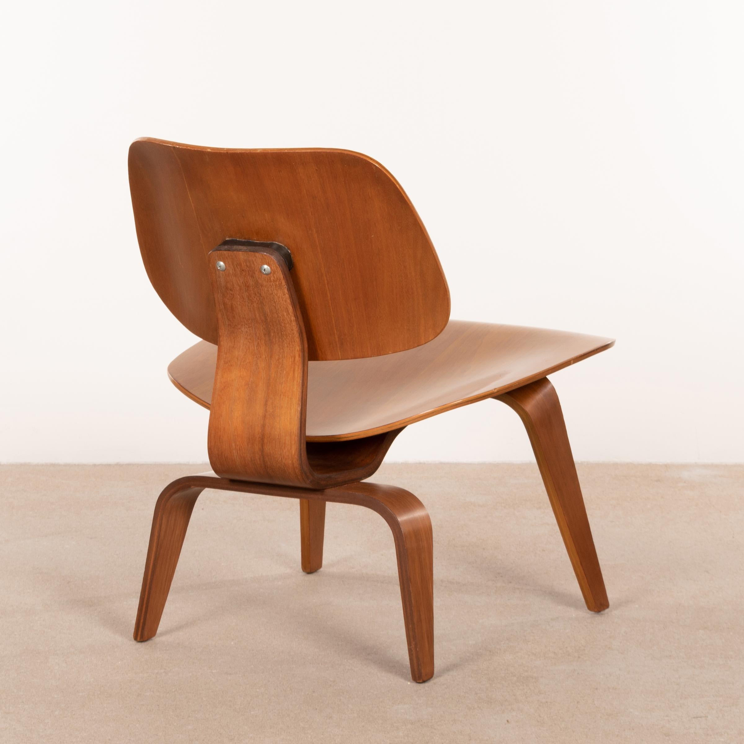 American Charles & Ray Eames Early LCW Walnut Lounge Chair for Herman Miller, 1951
