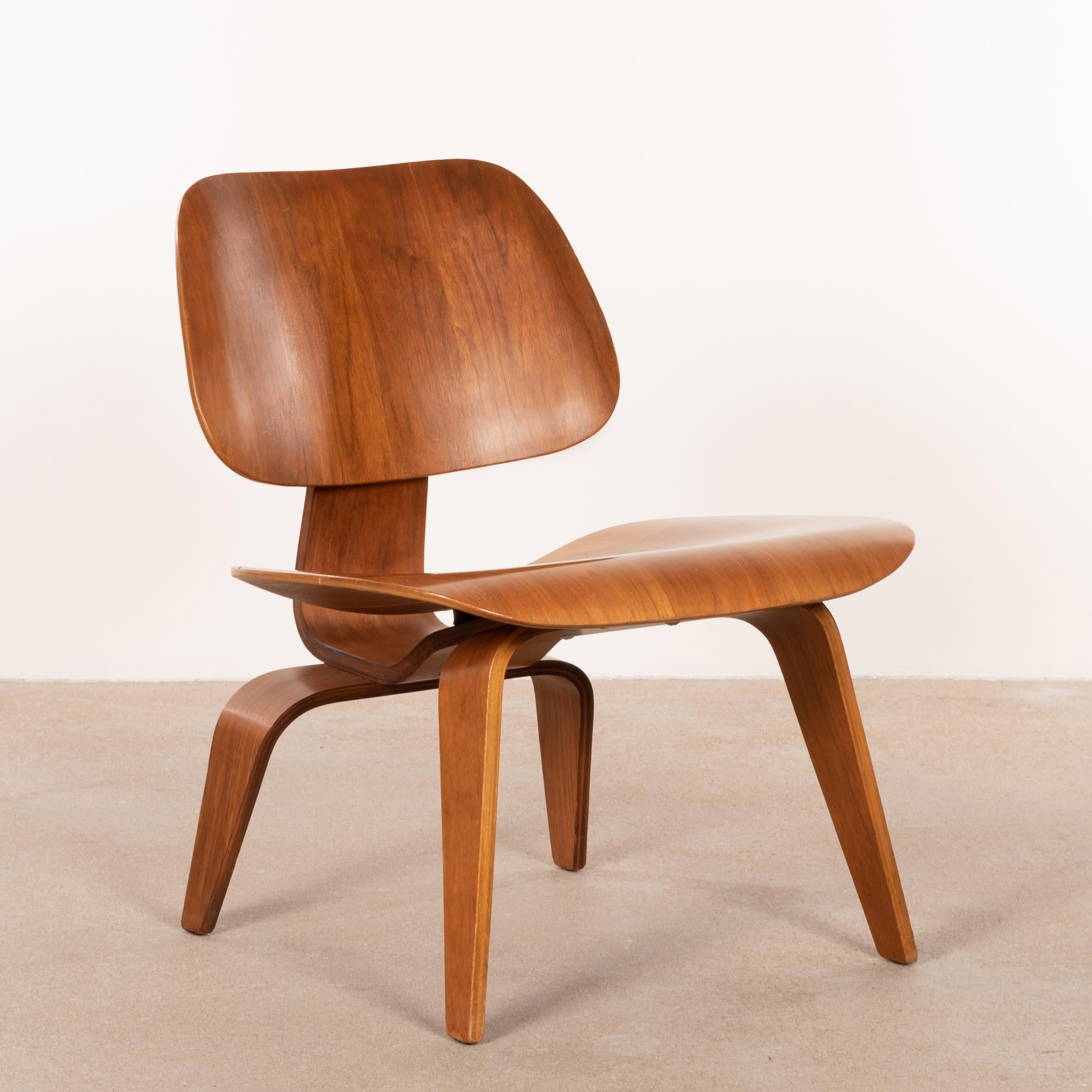 Charles & Ray Eames Early LCW Walnut Lounge Chair for Herman Miller, 1951 In Good Condition In Amsterdam, NL