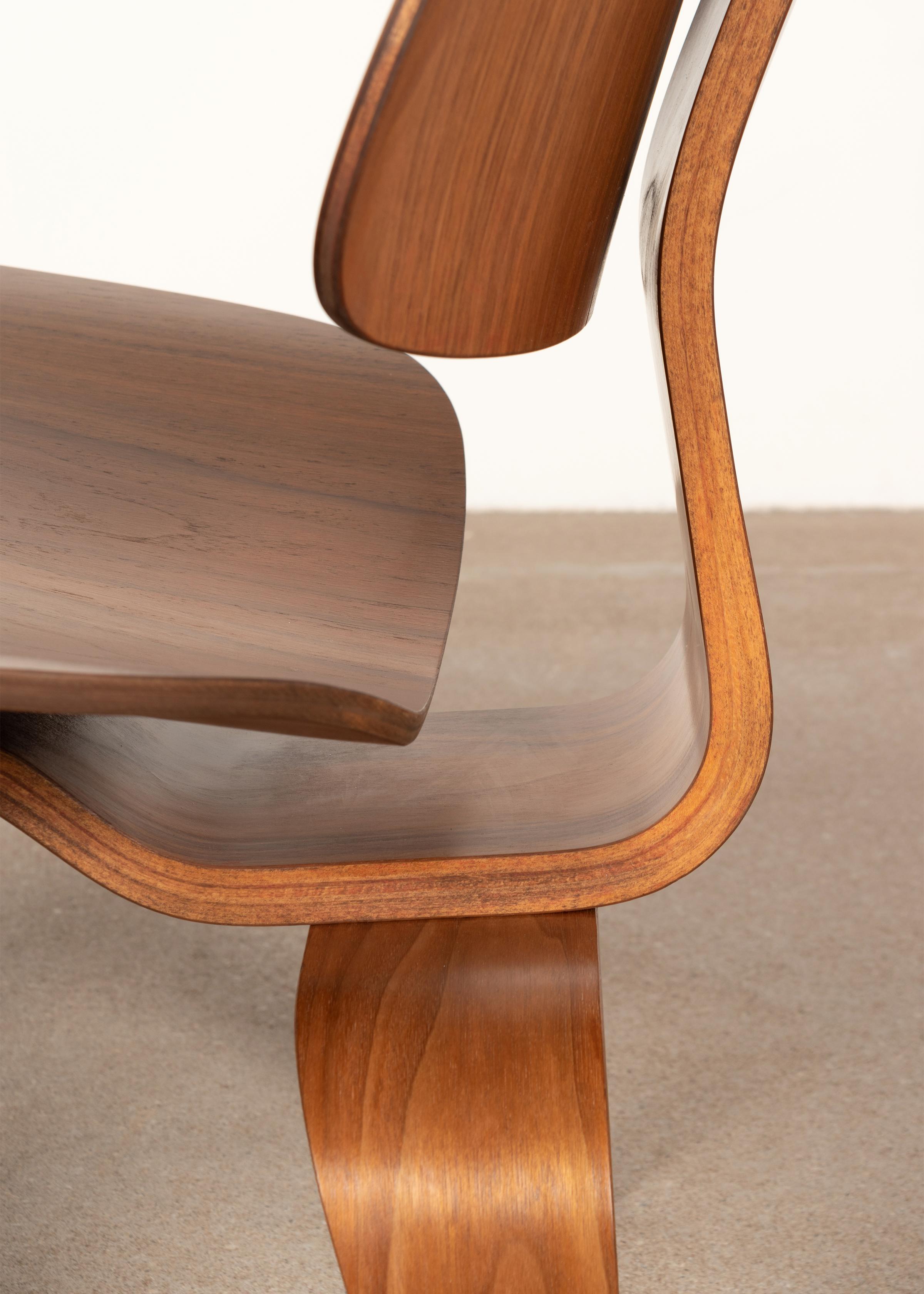 Charles and Ray Eames Early LCW Walnut Lounge Chair for Herman Miller ...