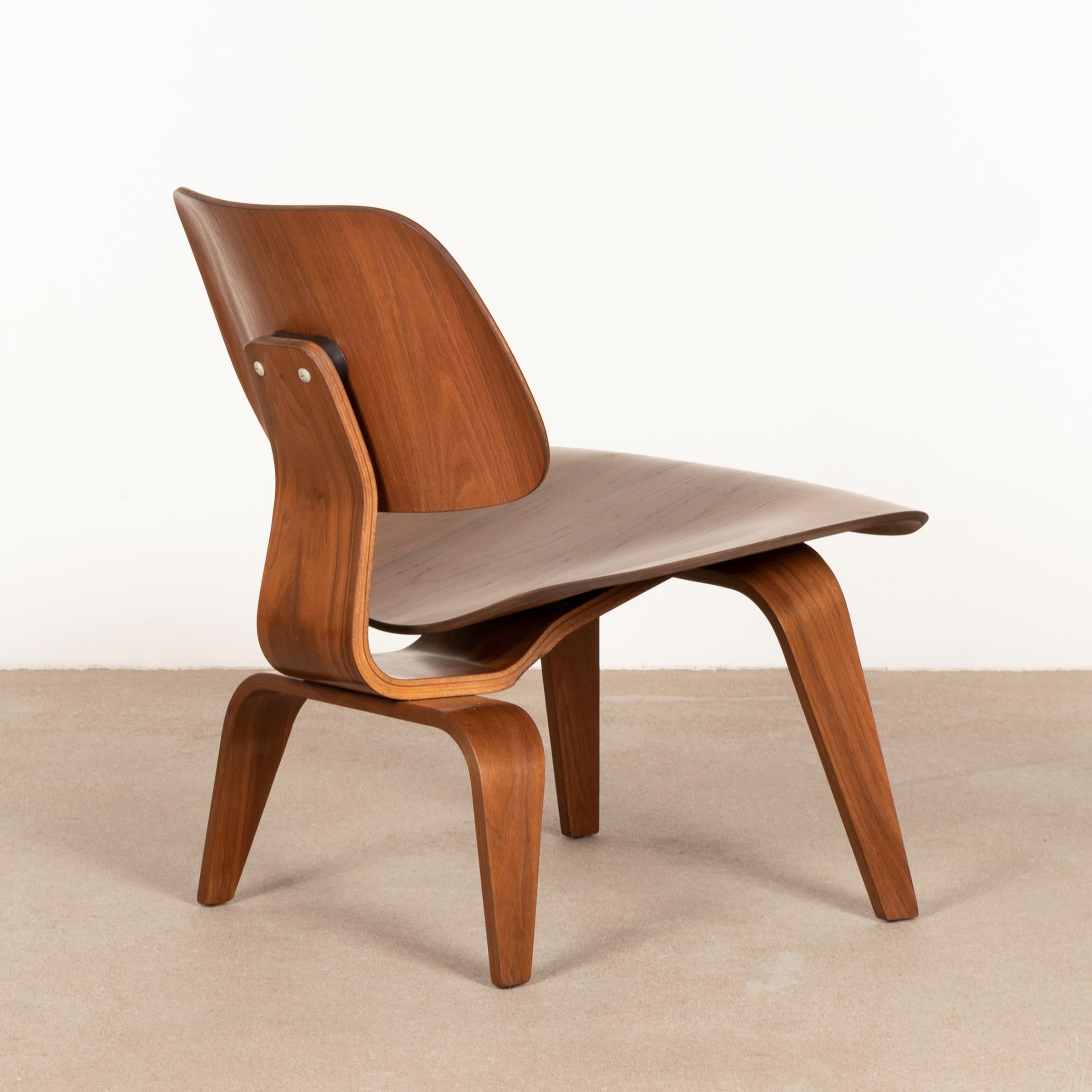 Charles and Ray Eames Early LCW Walnut Lounge Chair for Herman Miller ...