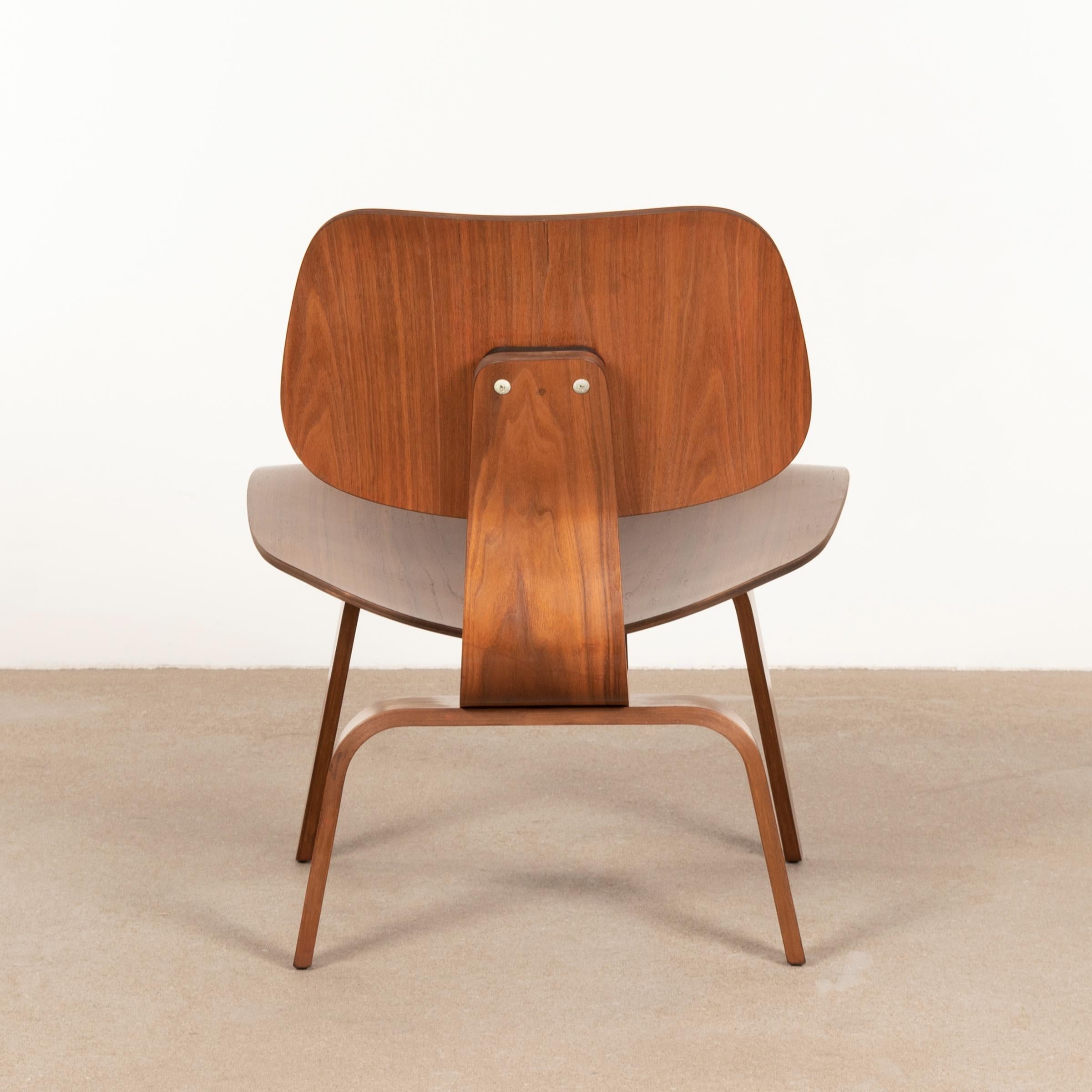 Charles and Ray Eames Early LCW Walnut Lounge Chair for Herman Miller ...