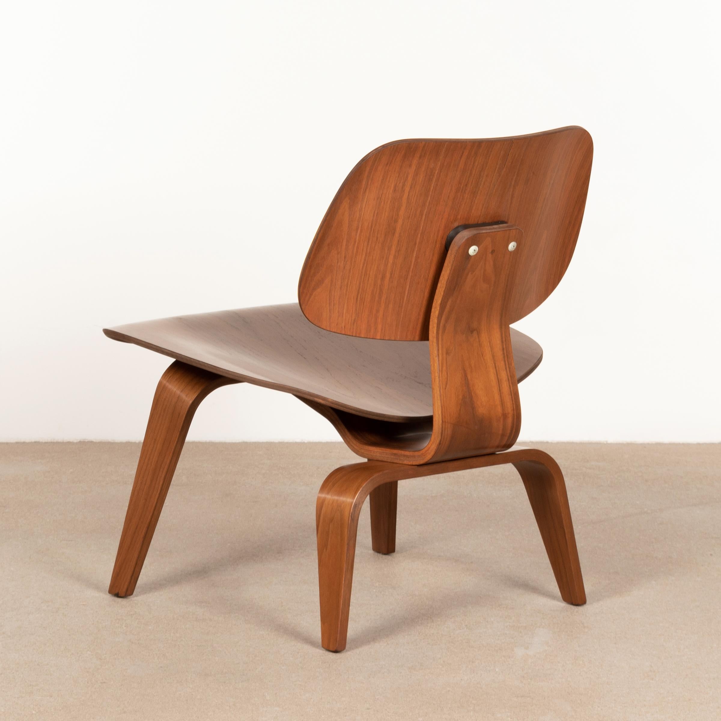 Charles and Ray Eames Early LCW Walnut Lounge Chair for Herman Miller ...