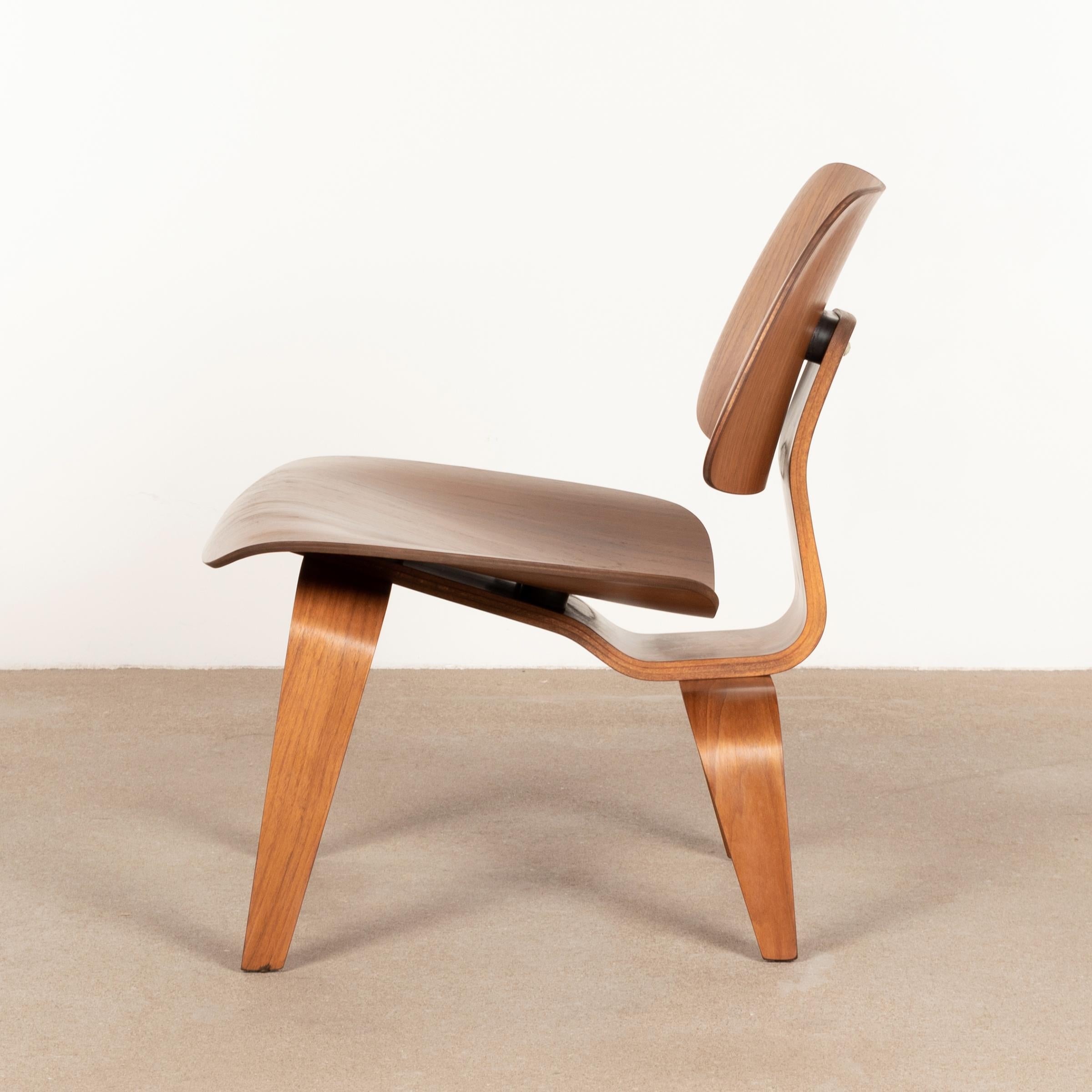 Charles and Ray Eames Early LCW Walnut Lounge Chair for Herman Miller ...