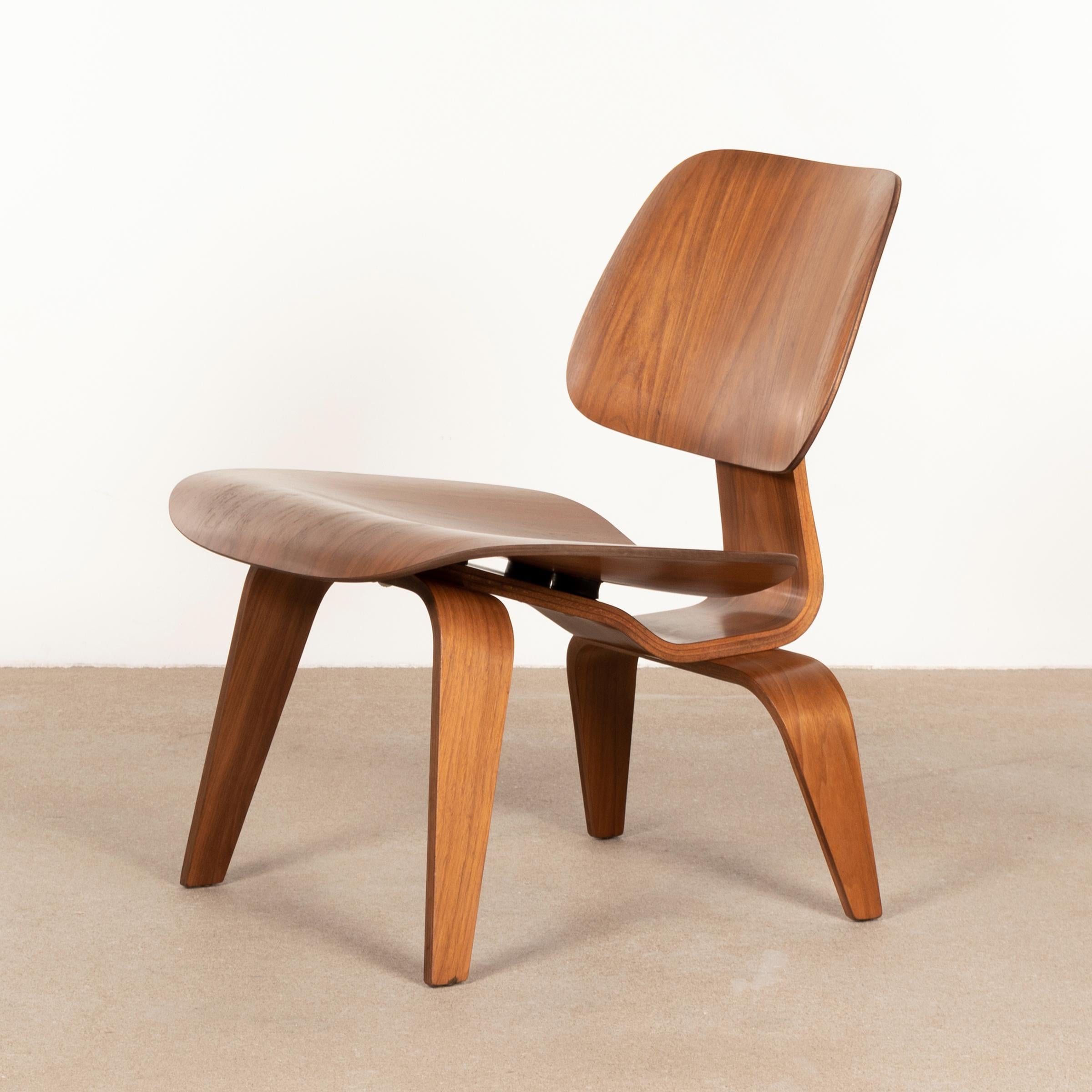 Charles and Ray Eames Early LCW Walnut Lounge Chair for Herman Miller ...