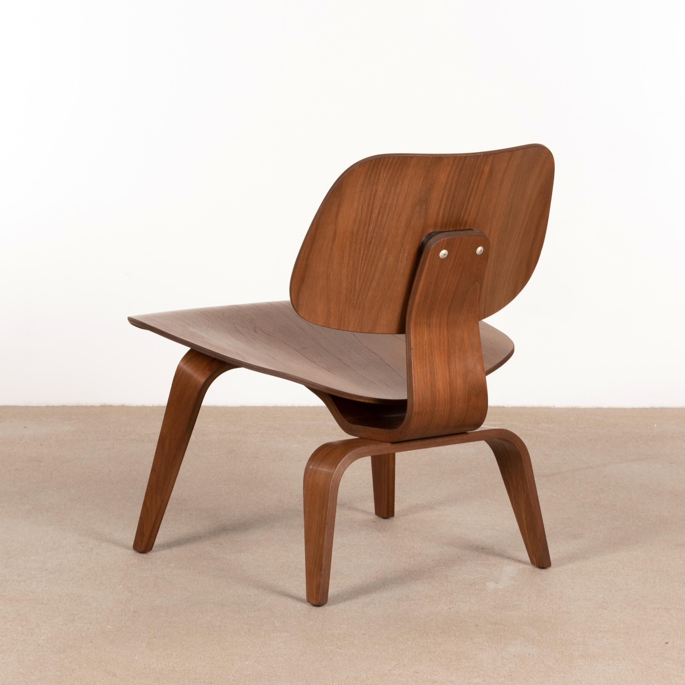 American Charles & Ray Eames Early LCW Walnut Lounge Chair for Herman Miller