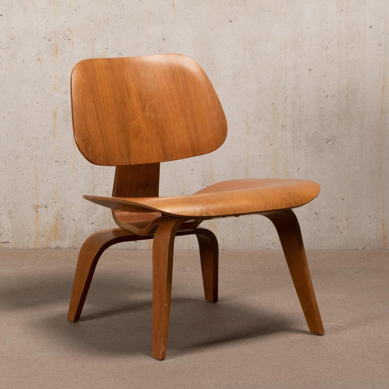Charles and Ray Eames Early LCW Walnut Lounge Chair for Herman Miller ...