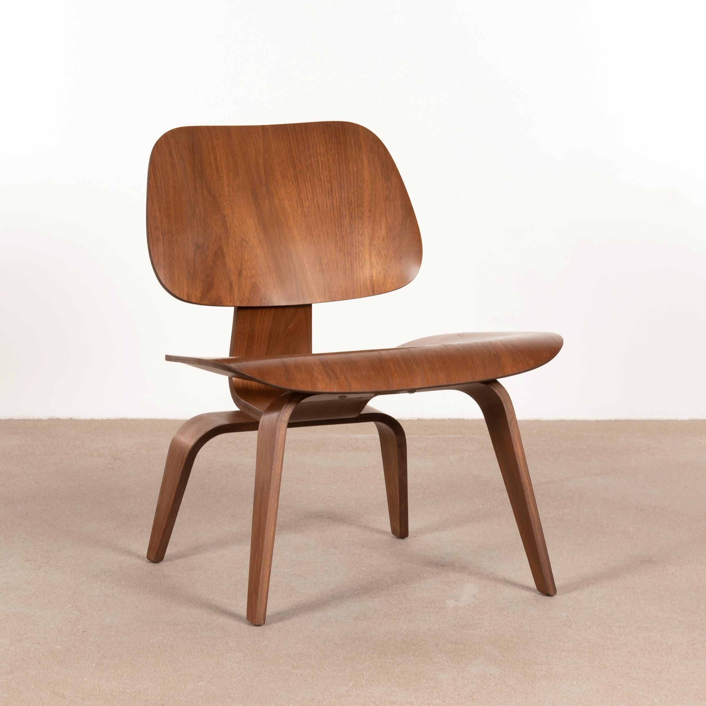 Mid-20th Century Charles & Ray Eames Early LCW Walnut Lounge Chair for Herman Miller