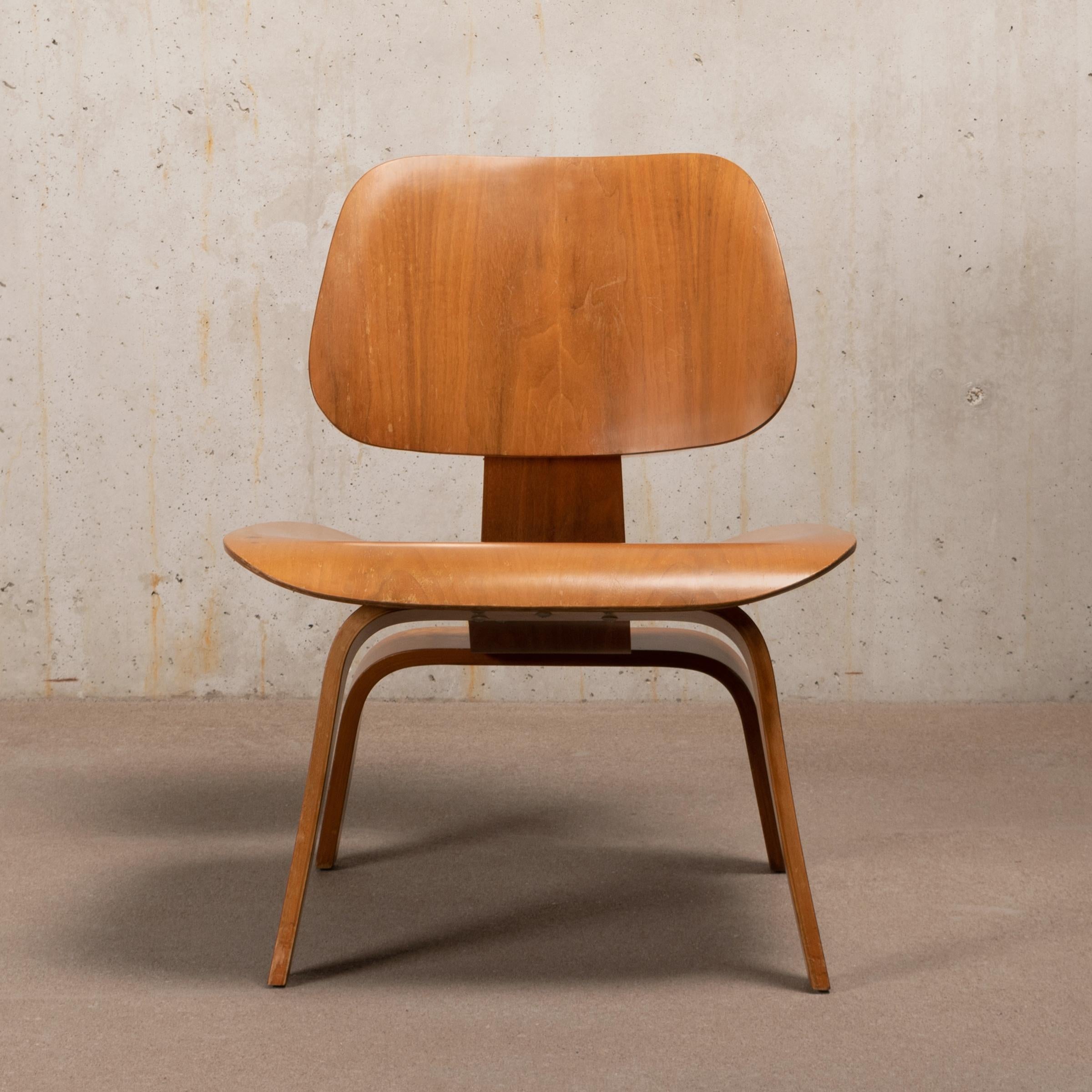 Molded Charles & Ray Eames Early LCW Walnut Lounge Chair for Herman Miller