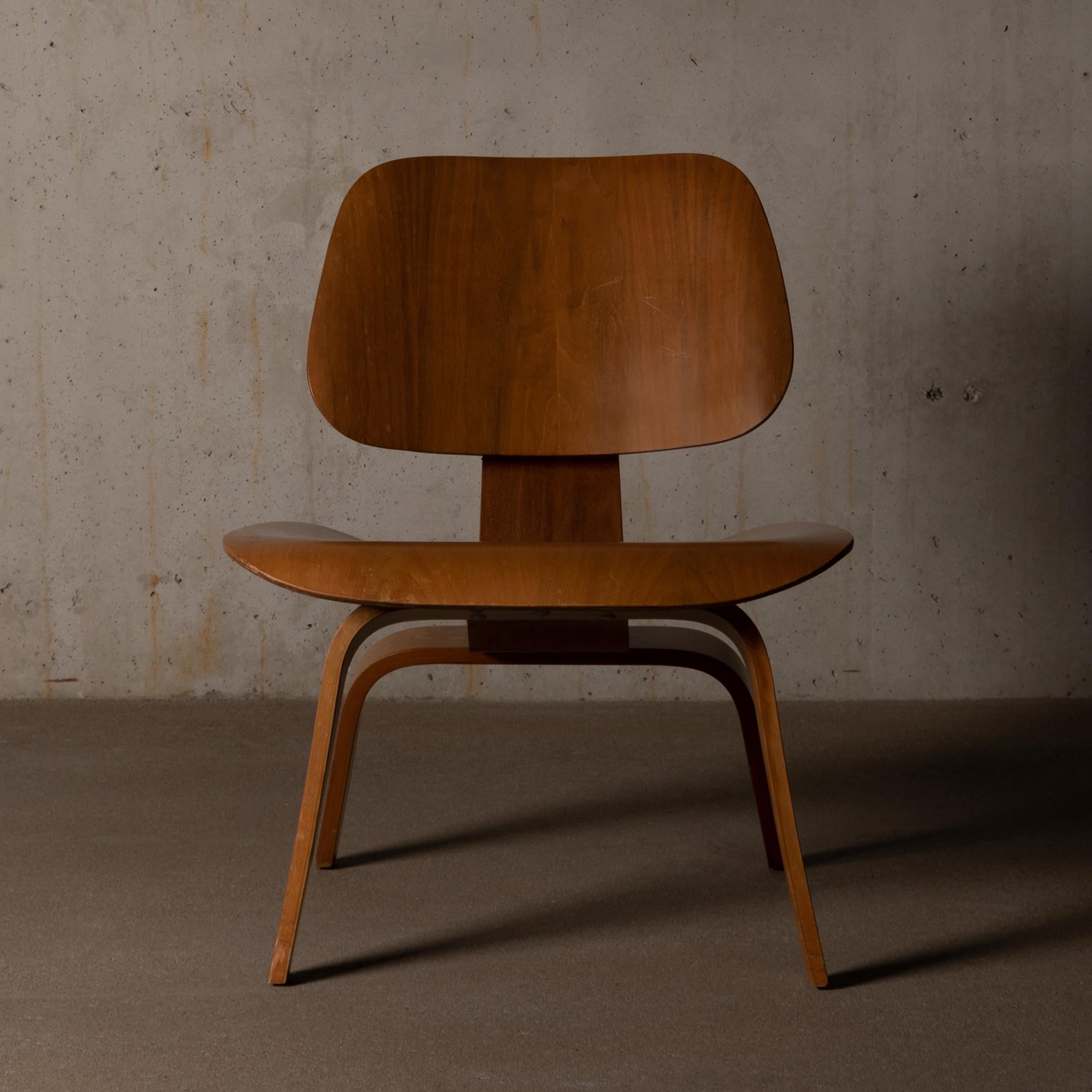Charles & Ray Eames Early LCW Walnut Lounge Chair for Herman Miller In Good Condition In Amsterdam, NL